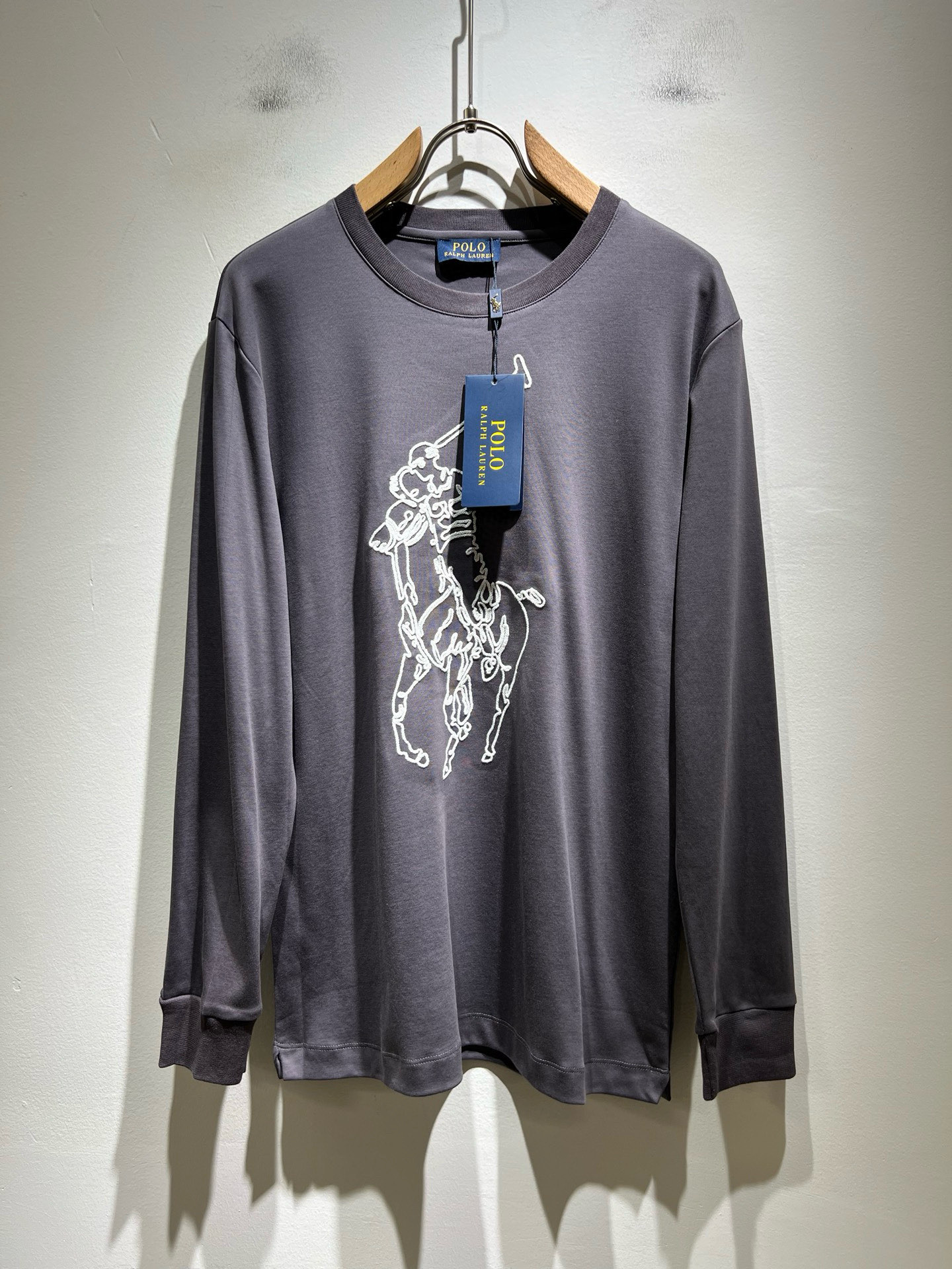 NO:712420,[Supports replacement after the new year] Paul POLOSPORT's new autumn and winter men's long-sleeved bottoming shirt, simple solid color fashion. Many design masters have an inseparable feeling for solid colors. This is a tribute to tradition and a nostalgia for the mood~ In fact, the nostalgia of the design also determines the tone of the work. The work I want to talk about today is a new work brought by~~ It can be said to be a style work that can be used for business or leisure. It has a simple iconic logo embroidery design on the chest!  The exquisite workmanship is worthy of careful consideration. It can be said that it is an extremely accurate setting of simple style. A simple and casual tone is very accurate. The imported pure cotton fabric is soft and comfortable. The workmanship is impeccable. It is not monotonous and looks more high-end. It originally exudes a fashionable temperament. Coupled with its soft and comfortable fabric, the wearing experience of the whole piece is taken to a higher level~ The control of style and tone is very accurate!  !  The first choice for shopping~~ Exclusive on the entire network, sizes M-3XL,,19860909【支持年后退换】保罗POLOSPORT 秋冬新款男士长袖打底衫,简约纯色时尚款不乏有许多设计大咖们都对于纯色都有着难以割舍的情怀.这是一种对于传统的致敬,也是一种对于情调的怀旧~其实,设计的怀旧感很大部分也决定了作品的基调.今天要说的这件作品,就是由带来的新作~~可以说是一件可商务可休闲的风格作品.胸前简单标志性logo刺绣设计！精致的做工值得细品,可以说是一次极为准确的简洁风定调.一种简洁&休闲的基调已经十分准确了.进口纯棉面料,质地柔软舒适.做工无可挑剔.不单调的同时更显高端.本来散发的就是一种时尚的气质,再加上其柔软舒适的面料,整件作品的穿搭体验,更上一层楼~对于风格的把控以及基调的石锤,更是非常只准确！！剁手首选好吧~~全网独家,尺码M-3XL,,,Men's clothing