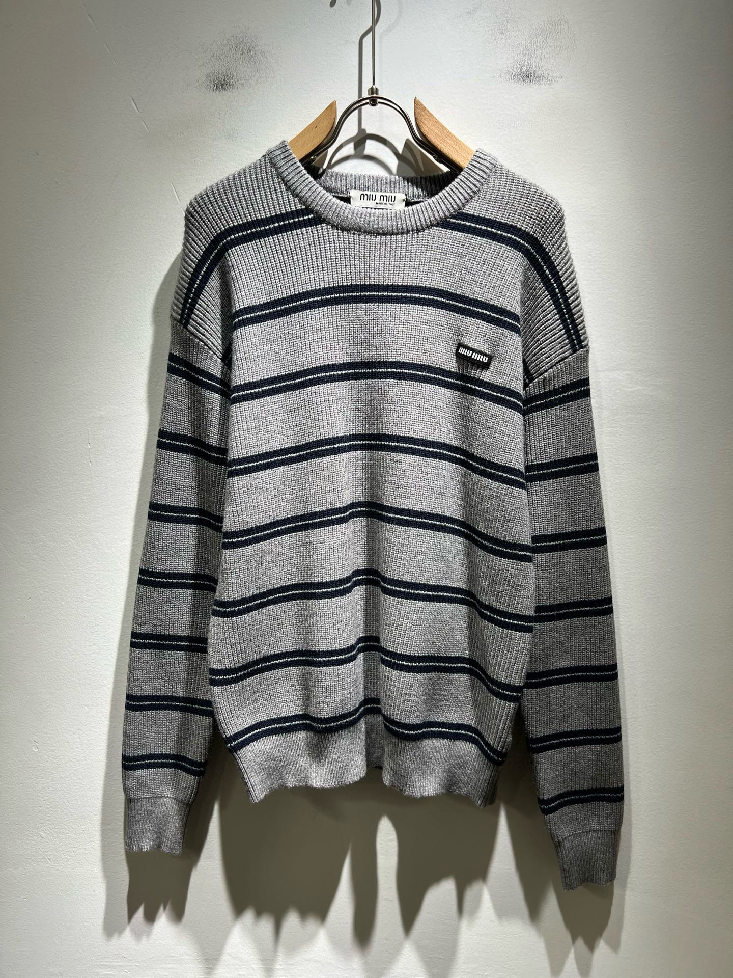 NO:712409,[Supports exchange after the new year] MIUMIU's new autumn and winter knitted woolen sweaters for men and women, the brand's latest design elements!  It’s neither monotonous nor complicated, just the right amount to show off your taste!  Comfortable, sweat-absorbent and breathable are not a problem at all. The unique luxury feel of the fabric presents a simple and elegant temperament!  Chest logo design!  Full three-dimensional! Standard cutting design!  Every detail is in sync with high-end fashion. Size: M-3XL,,miumiu,19860909【支持年后退换】MIUMIU 谬谬 秋冬新款男女同款针织羊毛衫,品牌最新设计元素！既不单调也不复杂,恰到好处的展现品味！舒适吸汗透气根本不在话下,面料独具的高奢感呈现简约优雅气质！胸前logo设计！饱满立体!标准裁剪设计！每一处细节都是与高端时尚同步的体现.尺码:M-3XL,,miumiu,,Men's clothing