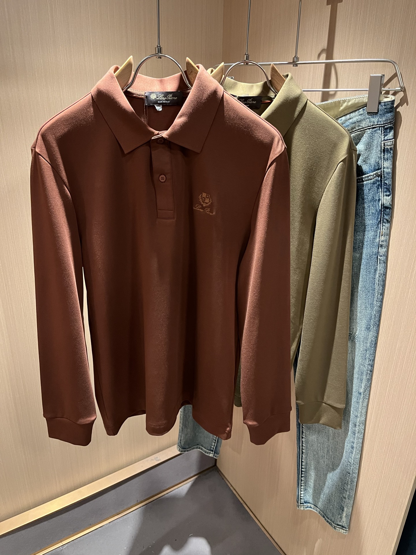 NO:727181,[Supports exchange after the new year] Loro Piana Autumn and Winter men's lapel long-sleeved Polo shirt, the latest trade order, full condition!  !  Internet celebrity model!  The upper body is comfortable and breathable, not stiff, and the overall body has a rich three-dimensional sense. Quality export order, logo embroidery design on the chest!  Customized exclusive pure cotton fabric tailoring to meet the simple needs of commuters. The upper body effect is very good, slimming, and not picky about the figure. The fabric workmanship... is impeccable. Good craftsmanship and good fabrics can make you wear a good taste. It is a must-have item for everyone!  Size M-3xL,,loro piana,19860909【支持年后退换】 Loro Piana诺悠翩雅 秋冬男士翻领长袖Polo衫,最新的贸易订单,全品相！！网红款！上身舒适透气,不僵硬,整体有着丰富的立体感,品质出口订单,胸前logo图案刺绣设计！定制专属纯棉面料剪裁,满足通勤人们对于着装的简约需求,上身效果很好,显瘦,不挑剔身材.面料做工....无可挑剔,好工艺好面料才能穿出好品味一款,人手必备单品！尺码M-3xL,,loro piana,,Men's clothing