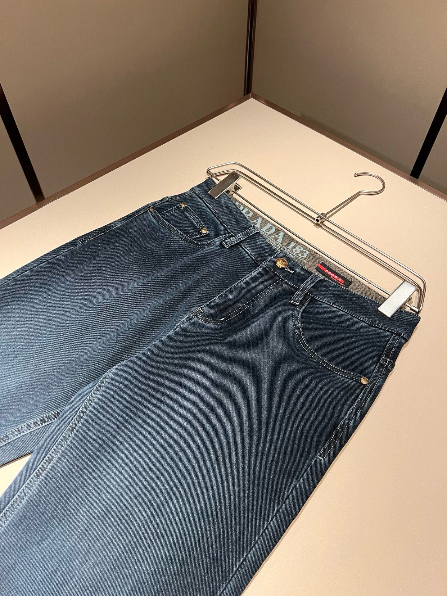 【⚠️🌾退换】PRA*DA 普拉达 2025秋冬新品发售！牛仔高级百搭实用主义不哗众取宠！港澳台地区限定