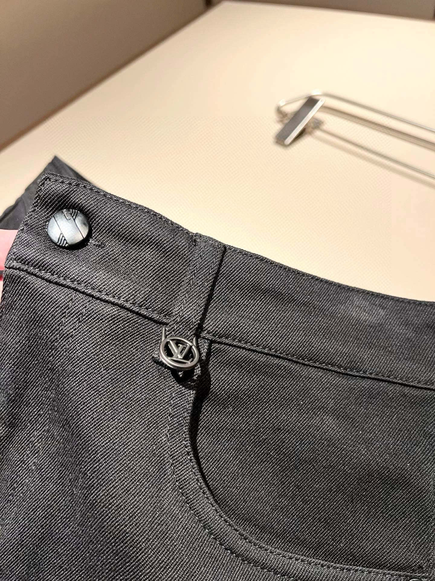 【⚠️🌾退换】Louis Vuitto*路易*登2025秋冬新款男士经典水洗小直筒牛仔长裤。绝佳的上身性