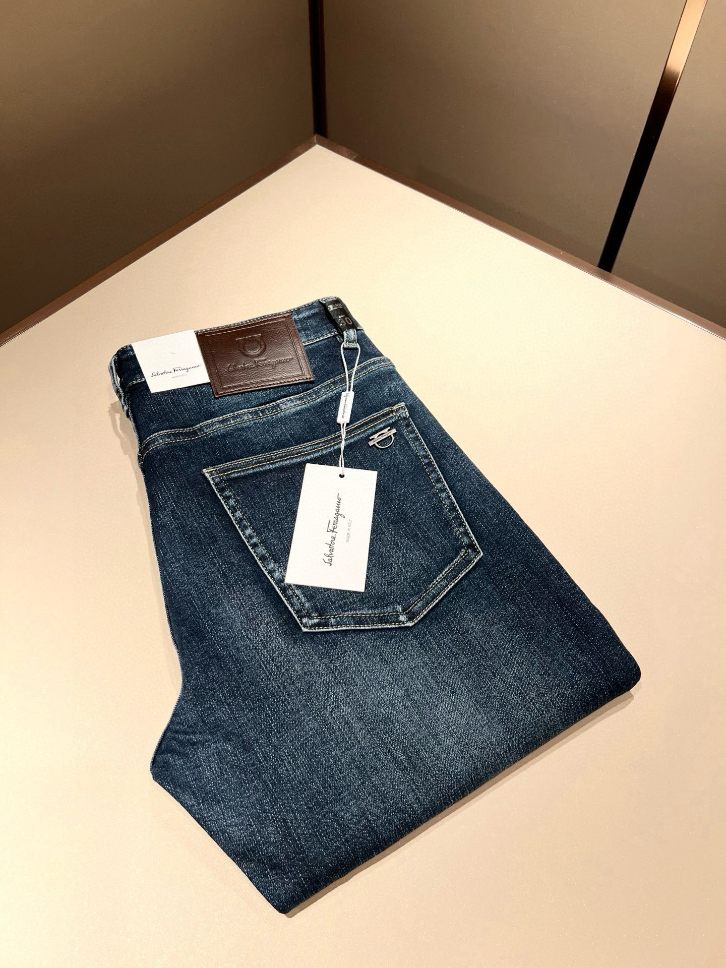 【⚠️🌾退换】Ferraga*mo菲拉*慕2025秋冬新款男款休闲小直筒牛仔裤 原单品质，原单品质高端时