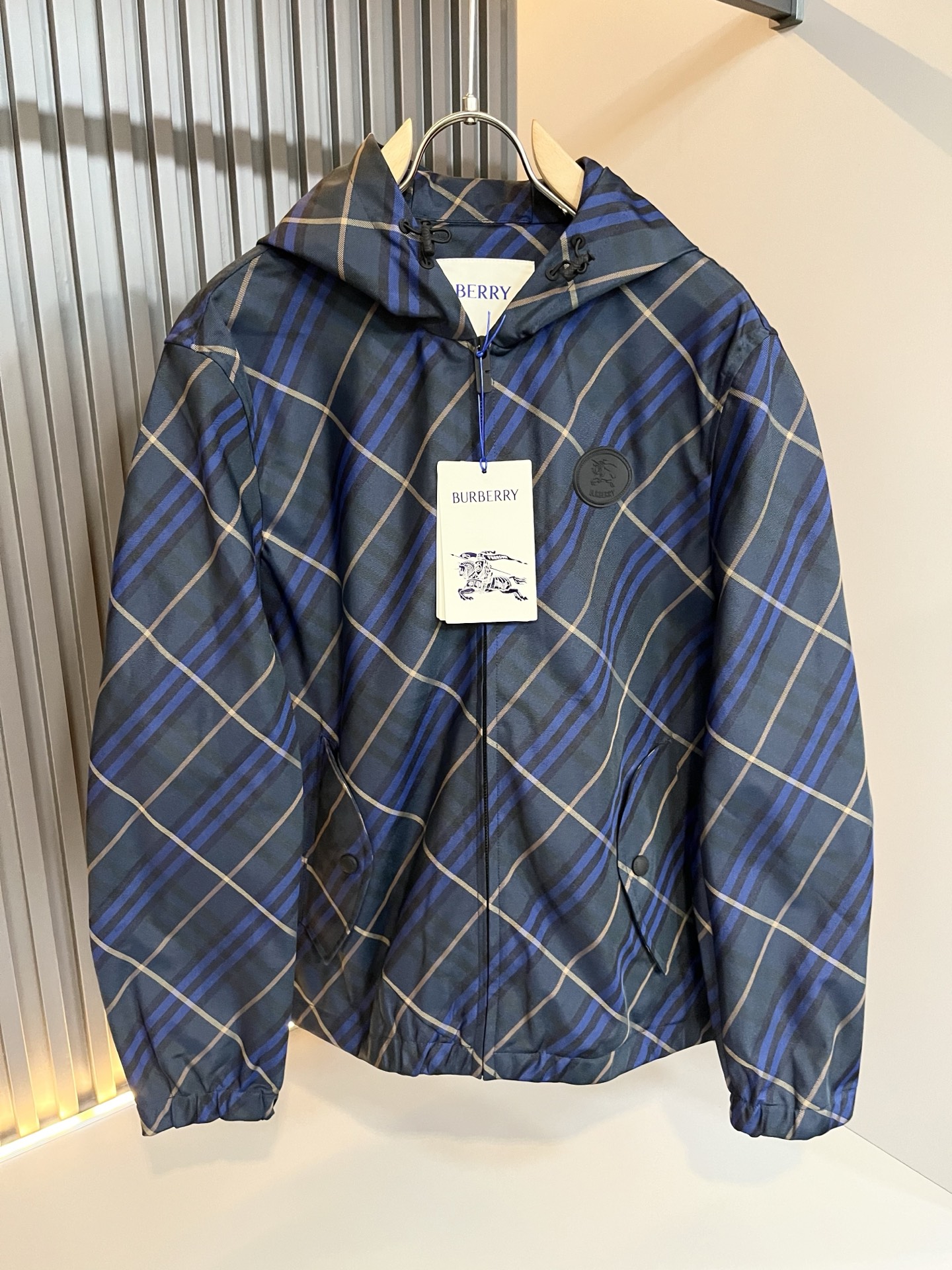 NO:727333,[Supports replacement after the year] BURBER*Y's new autumn and winter jackets are coming. They are made of polyester fiber fabric, which has become popular recently. It is a high-end outdoor sports and leisure series, and it is a very hot sports trend!  The latest special material developed by BUR, memory fabric is also called memory cloth, which refers to fabrics with morphological memory function and panoramic plaid design!  Chest logo badge design!  Killing all the versions on the market, it can only be said that they are not of the same level at all. No matter in terms of materials, detail restoration and craftsmanship, we are not afraid of any challenges, just to provide you with wonderful products as always. A style that implements BUR's core concept tightly binds plaid and fashion, and always maintains perfection. The simple but not simple design style perfectly meets your daily needs. Size: M-3XL,, burberry, jackets & coats, jackets & coats,19860909【支持年后退换】 BURBER*Y巴*莉秋冬新品夹克外套重磅来袭,最近比较火热聚酯纤维面料制作而成,高端户外运动休闲系列,非常火热运动风潮！BUR最新研发的特殊材质,记忆面料也叫记忆布,是指具有形态记忆功能的面料,全景格子图案设计！胸前logo徽章设计！秒杀市面上一切版本,只能说根本就不是一个级别的存在,不管是材质还是细节还原度以及工艺制作方面,不惧任何挑战,只为给大家奉献绝妙产物一如既往,始终如一,贯彻了BUR 核心理念的一个款式将格纹与时尚紧紧的捆绑在一起,时刻保持完美,简约而不简单的的设计风格,完美的满足了你日常所需要的穿搭.尺码:M-3XL,,burberry,jackets & coats,jackets & coats,,Men's clothing