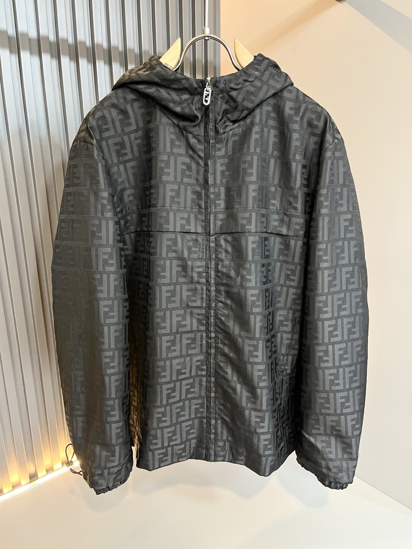 NO:727323,[Supports exchange after the end of the year] FEN*I Fen*di new autumn and winter men's jacket, original order from Italy, a popular item of the FD family, a representative and full-scale boutique, a boutique worth buying for all FD fans!  Pure Italian channel order, the FD family's high-end and popular product, a very popular item at the moment, decorated with the panoramic iconic letters FF logo pattern!  High-end goods worth keeping for yourself and giving away!  The most classic BUGS series style items of the FD family are trendy and good-looking, full of trendy atmosphere, and extremely high-grade. It adopts a very classic black and white two-color combination, which gives people a strong visual impact and is highly recognizable. It is made of top-grade exclusive polyester fiber fabric. It feels soft, delicate and comfortable, and the appearance is quite advanced and classy!  It perfectly interprets the charm of the brand and leaves a deep impression on people. It is more fashionable and charming, and the upper body is simple, elegant and fashionable, and there is no pressure to wear it!  Wear it alone or paired with it, it’s a beautiful sight that can’t be ignored!  Size M-3XL,,fendi,dior,jackets & coats,jackets & coats,19860909【支持年后退换】FEN*I 芬*迪 秋冬新款男士夹克外套,意大利原厂订单,FD家族人气单品,代表性十足,规格感十足的精品,所有FD粉丝都值得抢购的精品！纯正意代渠道订单,FD家族的高奢人气爆款产物,当下十分火爆的单品,全景标志性字母FF标识logo图案修饰！值得自留和送人的高端货！FD家族最为经典的BUGS系列款式单品,新潮又好看,潮流气息感十足,档次规格感极高,并且采用十分经典的的黑白双色搭配,给人的视觉冲击感相当强烈,有着极高的辨识度,顶级专属聚酯纤维面料,打造,触感柔软细腻舒适,品相相当高级有档次！完美诠释品牌魅力,给人留下深刻印象.更具时尚与韵味,上身简约大方时尚,对于穿搭更是毫无压力！单穿内搭都极有味道,不可忽视的靓丽风景线！ 尺码M-3XL,,fendi,dior,jackets & coats,jackets & coats,,Men's clothing