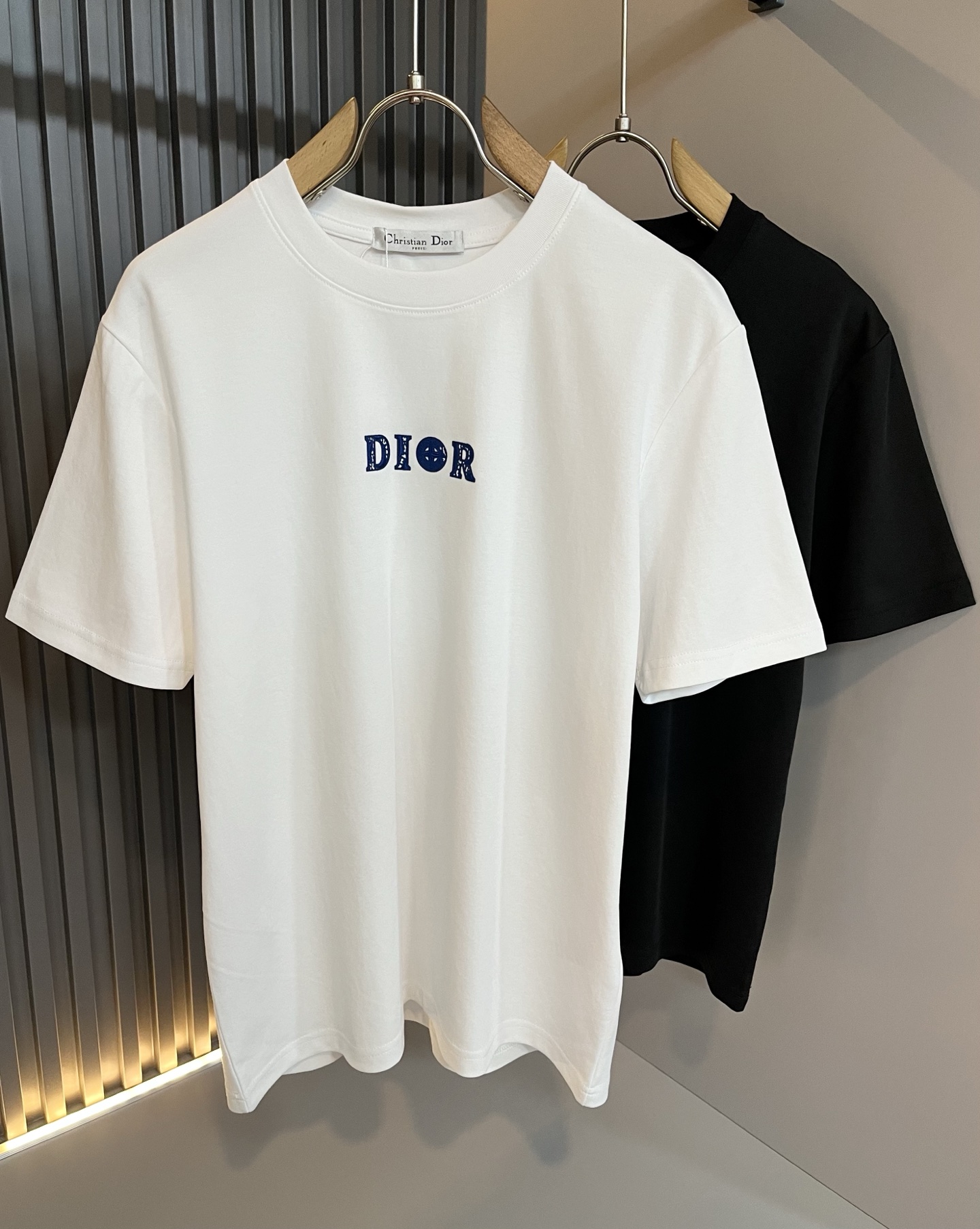 NO:727209,Dio*Dijia's new 2026 spring and summer short-sleeved T-shirts for men and women are on sale simultaneously at counters!  Customized exclusive 260g pure cotton fabric, customized original craft thread, chest logo pattern laminated craft design!  Simple and elegant, easy to match and versatile, extremely high-grade, perfectly integrated into fashion and style, it is a top-notch fashionable style that is perfect for outer wear!  The whole thing gives people a natural feeling!  The ultimate classic versatile short-sleeved T-shirt, using the latest three-dimensional letter logo element laminated design!  The ultimate heavy work, the ultimate perfection!  Fans who pursue high quality should rush to buy it by themselves, and we sincerely invite all fans who know the goods to appreciate this model together!  !  Size S-2XL,,dior,dior,T-shirt,tees,t-shirt,19860909Dio*迪家 2026春夏新款男女同款短袖T恤,专柜同步发售！定制专属260克纯棉面料,定制原版工艺螺纹,胸前logo图案压胶工艺设计！简约大方,从容百搭,档次极高,完美融入时尚还有风情感一款完美符合外穿的顶尖时髦气质款！整体给人浑然天成的感觉！极致经典的百搭型短袖T恤,采用最新的立体字母logo元素压胶设计！极致的重工极致的完美！追求高品质的粉丝们请自行抢购,诚邀所有识货的粉丝一同鉴赏此款！！尺码S-2XL,,dior,dior,T-shirt,tees，t-shirt,,Men's clothing