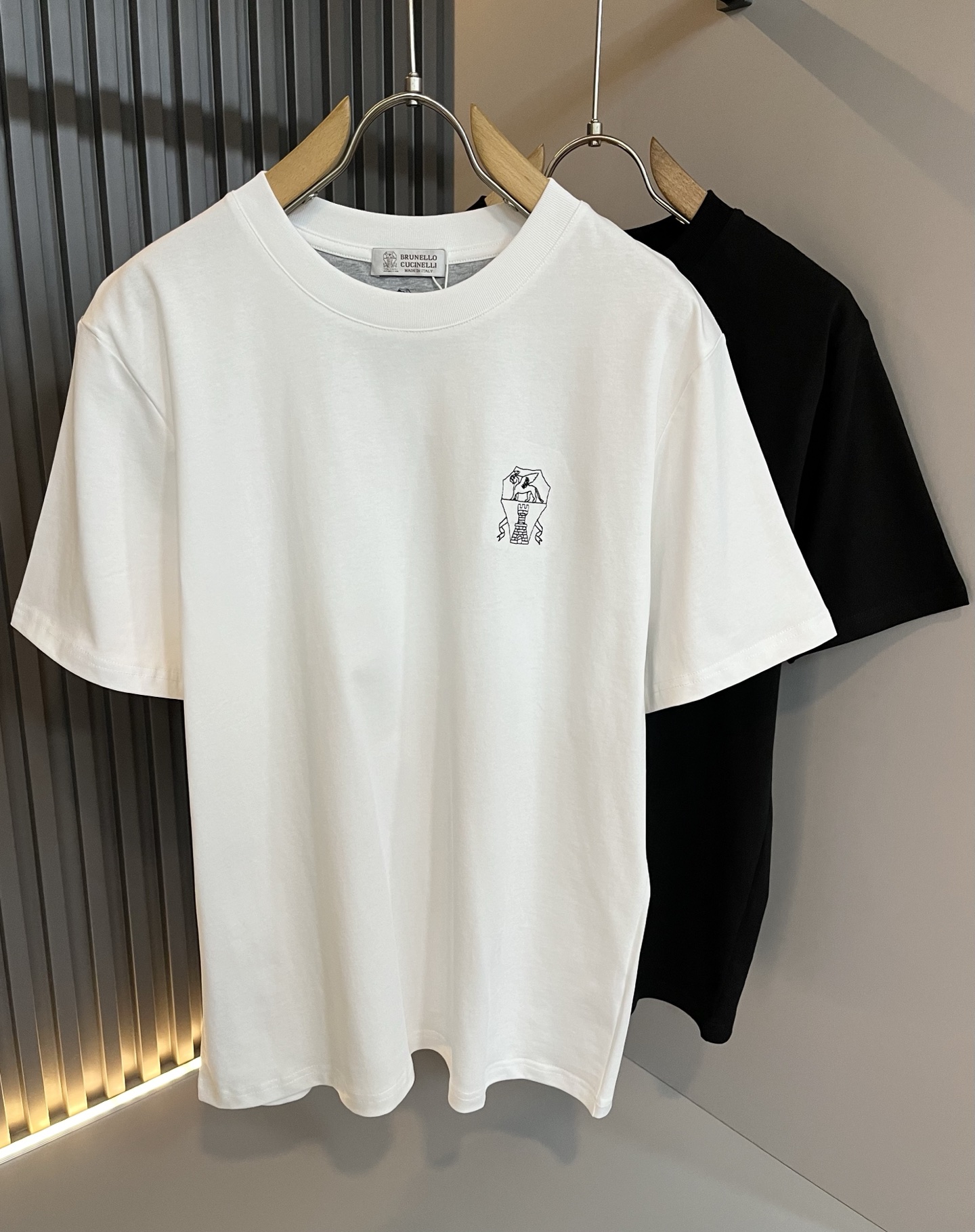 NO:727199,BC-Brunello Cucineli 2026 new spring and summer men's short-sleeved T-shirt, a fashionable and versatile item that many celebrities love to wear!  The LOGO print on the chest is super nice. Friends who like classic simplicity must not miss this one!  The calm and elegant brand style has always been favored by the upper class! It is also the best choice for fashion items!  The upper body is so handsome, highly recommended!  !  !  The biggest attraction of this short-sleeved shirt is not only its own brand added value, but also the fact that this short-sleeved shirt is very cost-effective in terms of color matching and material!  Customized original exclusive fabric material design!  Eco-friendly washing, customized fabrics, and pre-shrinking treatment ensure a crisp fit. The combed cotton fabric feels super soft and smooth and absorbs sweat!  It does not deform after washing, feels comfortable and smooth, soft and comfortable on the upper body, classic fashion design, streamlined but not complicated, very attractive!  Size S-2XL,, brunello cucinelli, T-shirt, tees, t-shirt,19860909BC-Brunello Cucineli 2026春夏新款男士短袖T恤,众多明星都爱穿的时尚百搭单品！胸前LOGO印花超级好看,喜欢经典简约的朋友,一定不能错过了这款！沉稳大气的品牌风格一直以来备受上层人士的青睐!也是时尚单品的不二之选！ 上身帅到爆了,强烈推荐！！！这件短袖最大的吸引力除了他本身的品牌附加值,更加肯定的是这款短袖无论在颜色搭配还是材质上都有很高的性价比！ 定制原版专属面料材质设计！环保水洗,定制面料,预缩处理,确保版型的挺括,精梳棉面料手感超柔顺滑又吸汗！洗水不变形,手感舒适顺滑,上身柔和舒适,经典的时尚设计,精简不繁,很是耐看！码数S-2XL,,brunello cucinelli,T-shirt,tees，t-shirt,,Men's clothing