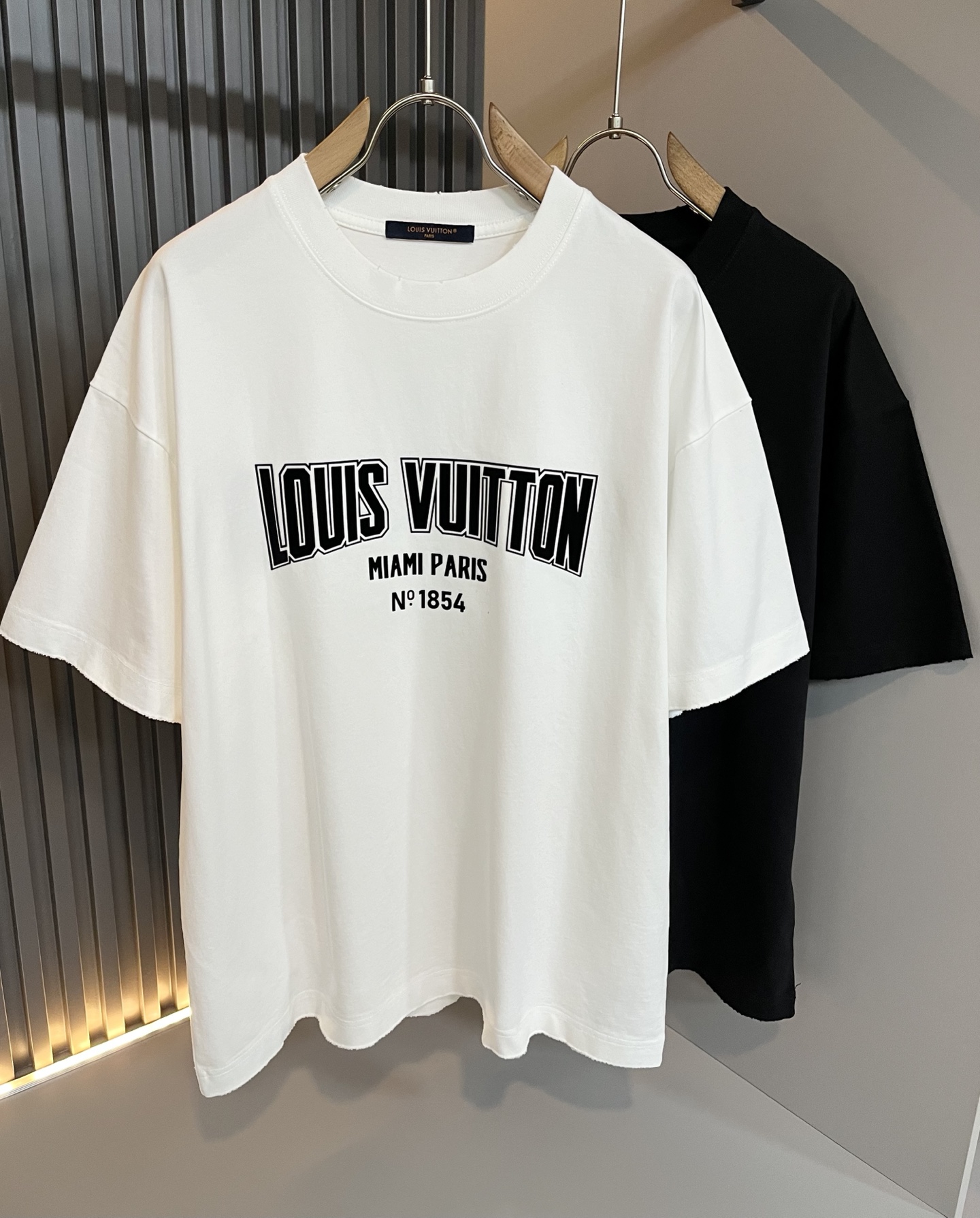 NO:727229,LouisVuitt* Louis*den's 2026 spring and summer new series of items are online. It is a very fashionable and avant-garde short-sleeved T-shirt for men and women, with logo pattern laminated and decorated!  It is different from the past and declares the design concept that the brand has inherited for many years!  Its eye-catching appeal is no less than any classic style, perfectly presenting the sense of fashion, high-end and luxury to the world!  It is made of imported 100% cotton material supplied by customers. It is a selection of high-quality pure cotton fabrics. It feels soft, waxy and delicate to the skin. The actual product will definitely exceed your imagination. It is extremely comfortable and breathable. Even if you sweat profusely, you will not feel greasy or stuffy. It maximizes sweat wicking and moisture absorption!  Size M-3XL,,louis vuitton,louis vuitton,T-shirt,tees,t-shirt,19860909LouisVuitt*路易*登 2026春夏全新系列单品上线,非常时髦前卫的一款男女同款短袖T恤,标识logo图案压胶修饰！区别于以往的不同,宣示品牌传承多年的设计理念！其吸睛度完全不亚于任何经典款式,将时髦高级感与奢华感完美呈现在世人眼前！客供进口全棉材质制成,精选优质纯棉面料,触感软糯亲肤细腻,实物到手绝对超乎你的想象,贴身无比舒适透气,即便是汗流浃背也不会有腻身及闷热感可言,将排汗吸湿性发挥到了极致！尺码M-3XL,,louis vuitton,louis vuitton,T-shirt,tees，t-shirt,,Men's clothing