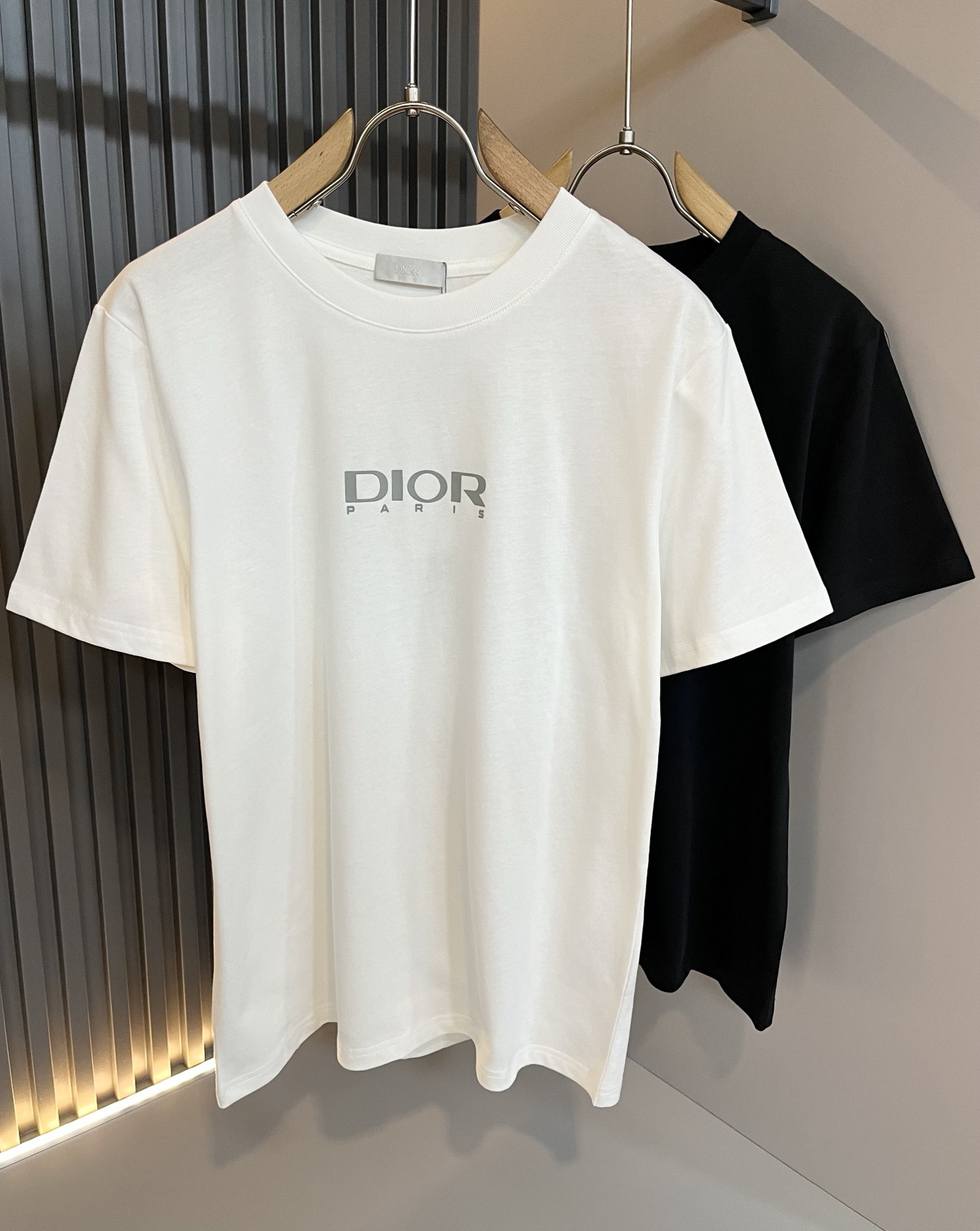 NO:727250,Dio*Dijia's new 2026 spring and summer short-sleeved T-shirts for men and women are on sale simultaneously at counters!  Customized exclusive 260g pure cotton fabric, customized original craft thread, and chest logo pattern printing craft design!  Simple and elegant, easy to match and versatile, extremely high-grade, perfectly integrated into fashion and style, it is a top-notch fashionable style that is perfect for outer wear!  The whole thing gives people a natural feeling!  The ultimate classic versatile short-sleeved T-shirt, using the latest three-dimensional letter logo element printing design!  The ultimate heavy work, the ultimate perfection!  Fans who pursue high quality should rush to buy it by themselves, and we sincerely invite all fans who know the goods to appreciate this model together!  !  Size S-2XL,,dior,dior,T-shirt,tees,t-shirt,19860909Dio*迪家 2026春夏新款男女同款短袖T恤,专柜同步发售！定制专属260克纯棉面料,定制原版工艺螺纹,胸前logo图案印花工艺设计！简约大方,从容百搭,档次极高,完美融入时尚还有风情感一款完美符合外穿的顶尖时髦气质款！整体给人浑然天成的感觉！极致经典的百搭型短袖T恤,采用最新的立体字母logo元素印花设计！极致的重工极致的完美！追求高品质的粉丝们请自行抢购,诚邀所有识货的粉丝一同鉴赏此款！！尺码S-2XL,,dior,dior,T-shirt,tees，t-shirt,,Men's clothing