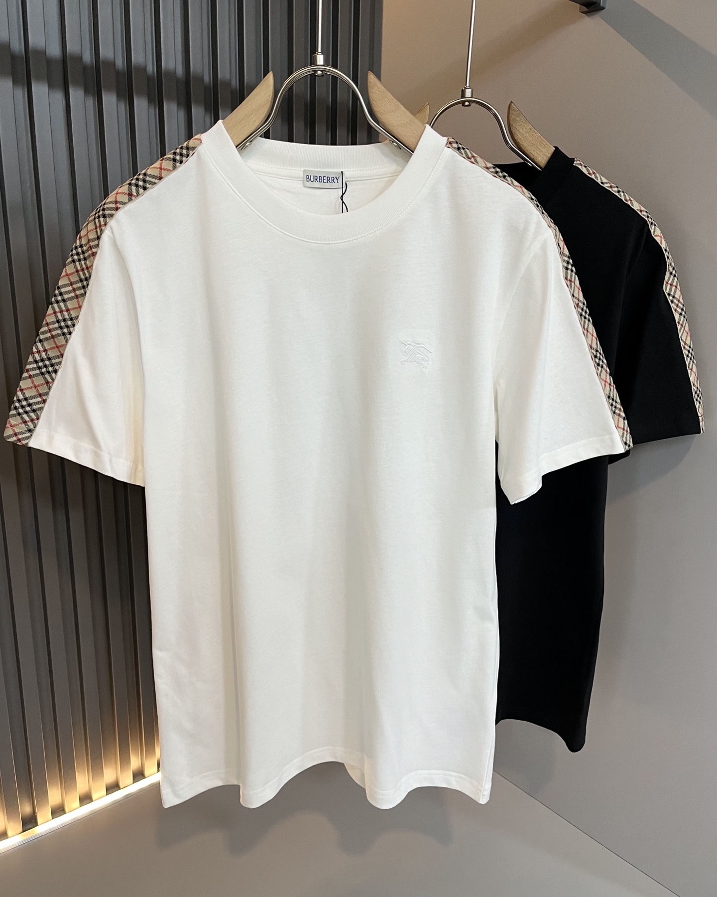 NO:727260,Bur*erry 2026 spring and summer new short-sleeved T-shirt for men and women, the brand's latest design elements!  It’s neither monotonous nor complicated, just the right amount to show off your taste!  Top quality embroidery logo design for customers!  Comfortable, sweat-absorbent and breathable are not a problem at all. The unique luxury feel of the fabric presents a simple and elegant temperament!  Logo embroidery design on the chest!  Full three-dimensional! Standard cutting design!  Every detail is in sync with high-end fashion. Sizes: S-2XL, burberry, T-shirt, tees, t-shirt,19860909Bur*erry 巴*莉 2026春夏新款男女同款短袖T恤,品牌最新设计元素！既不单调也不复杂,恰到好处的展现品味！客供顶级刺绣logo设计！舒适吸汗透气根本不在话下,面料独具的高奢感呈现简约优雅气质！胸前logo刺绣设计！饱满立体!标准裁剪设计！每一处细节都是与高端时尚同步的体现.尺码:S-2XL,,burberry,T-shirt,tees，t-shirt,,Men's clothing