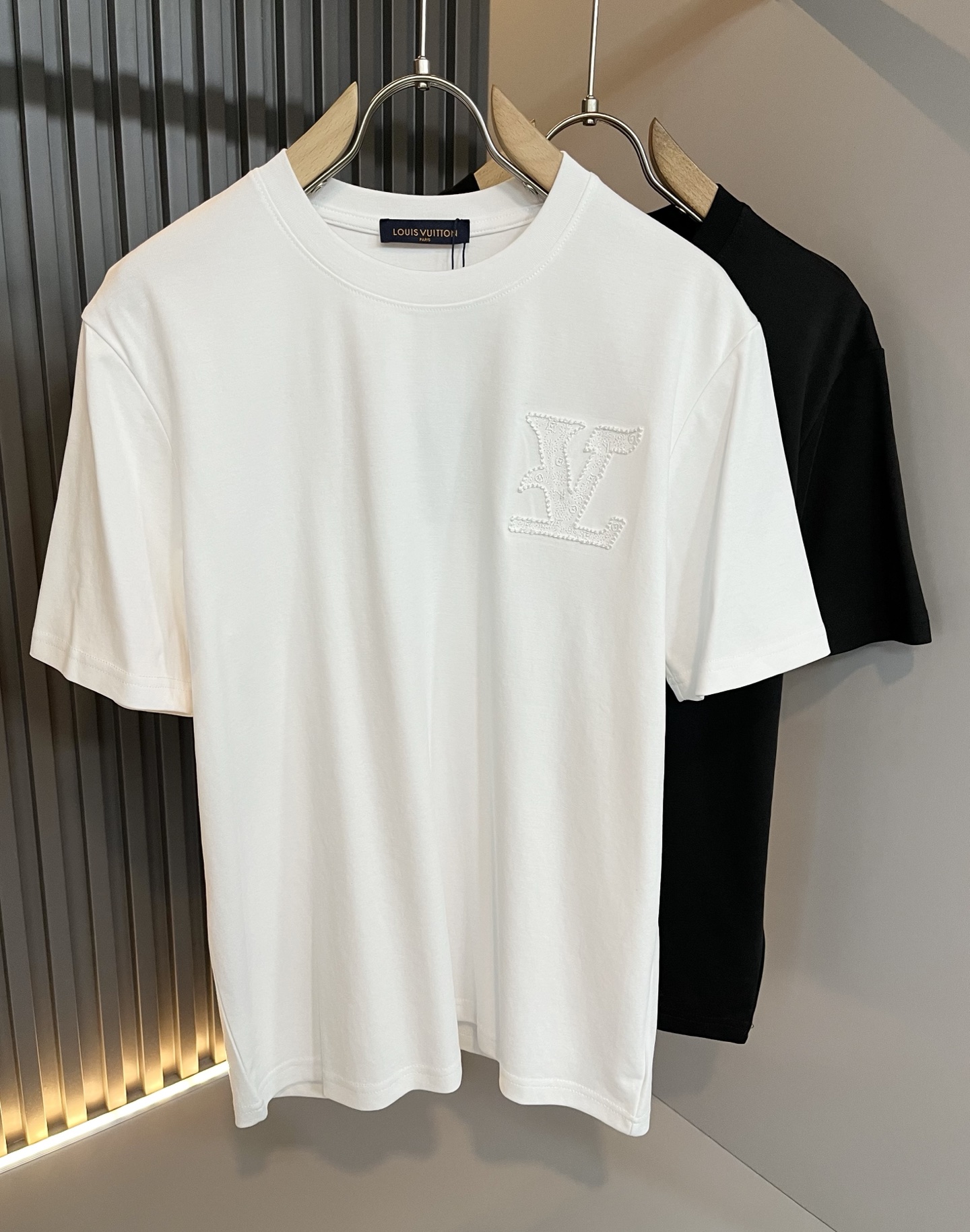 NO:727270,LouisVuitt* Louis*den's new 2026 spring and summer series of items are online. It is a very fashionable and avant-garde short-sleeved T-shirt for men and women, with logo embroidery and decoration!  It is different from the past and declares the design concept that the brand has inherited for many years!  Its eye-catching appeal is no less than any classic style, perfectly presenting the sense of fashion, high-end and luxury to the world!  It is made of imported 100% cotton material supplied by customers. It is a selection of high-quality pure cotton fabrics. It feels soft, waxy and delicate to the skin. The actual product will definitely exceed your imagination. It is extremely comfortable and breathable. Even if you sweat profusely, you will not feel greasy or stuffy. It maximizes sweat wicking and moisture absorption!  Size S-2XL,,louis vuitton,louis vuitton,T-shirt,tees,t-shirt,19860909LouisVuitt*路易*登 2026春夏全新系列单品上线,非常时髦前卫的一款男女同款短袖T恤,标识logo图案刺绣修饰！区别于以往的不同,宣示品牌传承多年的设计理念！其吸睛度完全不亚于任何经典款式,将时髦高级感与奢华感完美呈现在世人眼前！客供进口全棉材质制成,精选优质纯棉面料,触感软糯亲肤细腻,实物到手绝对超乎你的想象,贴身无比舒适透气,即便是汗流浃背也不会有腻身及闷热感可言,将排汗吸湿性发挥到了极致！尺码S-2XL,,louis vuitton,louis vuitton,T-shirt,tees，t-shirt,,Men's clothing