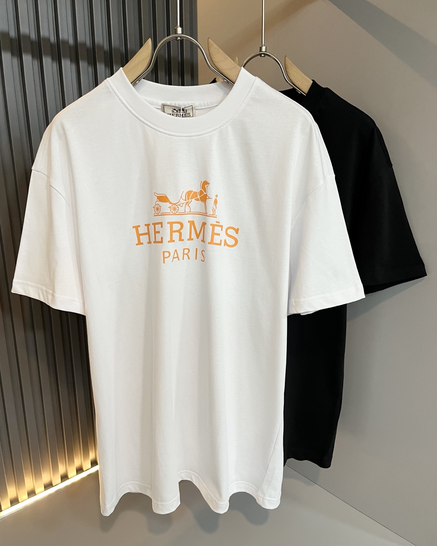 NO:727314,Her*mes 2026 spring and summer new short-sleeved T-shirt for men and women, a newly upgraded and versatile basic style, low-key luxury, and the choice of quality!  Select high-quality pure cotton fabrics!  It is made to enjoy a relaxed and comfortable wearing experience, with super vertical performance. It has a strong artistic sense and iconic logo printing process design. The craftsmanship is meticulous and highly recognizable, showing a new brand micro-label culture!  Classic and perfect design, precise cutting. Simple and elegant style, but also able to show fashionable charm in daily leisure life. Sizes M-3XL,, T-shirt, tees, t-shirt,19860909Her*mes爱*仕2026春夏新款男女同款短袖T恤,全新升级百搭基础款,低调奢华,品格之选！甄选优质精选纯棉面料！打造而成,享受轻松自在的穿着体验,有着超强的垂直性能 艺术感极强标志性logo印花工艺设计,工艺细致,辨识度极高,展现全新品牌微标文化！经典完美版型设计,在裁剪上精准到位.简约大气风格,又能在日常休闲生活中展现时尚魅力.尺码M-3XL,,T-shirt,tees，t-shirt,,Men's clothing