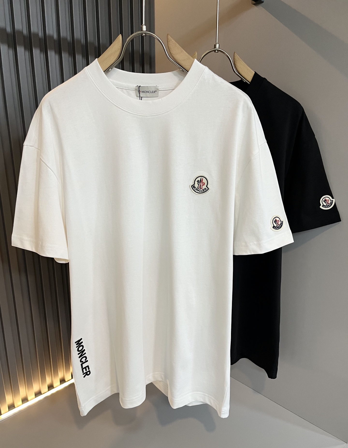NO:727303,Moncler Mengjia 2026 spring and summer men's and women's same style couple's latest trade order short-sleeved T-shirts, all in good condition!  !  Internet celebrity model!  Designed with logo embroidery!  The upper body is comfortable and breathable, not stiff, and the overall body has a rich three-dimensional feel. It is a quality export order and is customized with exclusive pure cotton fabric tailoring to meet the simple needs of commuters. The upper body effect is very good, slimming, and not picky about the figure. The fabric workmanship... is impeccable. Only good craftsmanship and good fabrics can make you wear a good taste. It is a must-have item for everyone!  Size M-3XL,,T-shirt,tees,t-shirt,19860909Moncler蒙家 2026春夏男女同款情侣款最新的贸易订单短袖T恤,全品相！！网红款！采用logo图案刺绣设计！上身舒适透气,不僵硬,整体有着丰富的立体感,品质出口订单,定制专属纯棉面料剪裁,满足通勤人们对于着装的简约需求,上身效果很好,显瘦,不挑剔身材.面料做工....无可挑剔,好工艺好面料才能穿出好品味一款,人手必备单品！尺码M-3XL,,T-shirt,tees，t-shirt,,Men's clothing