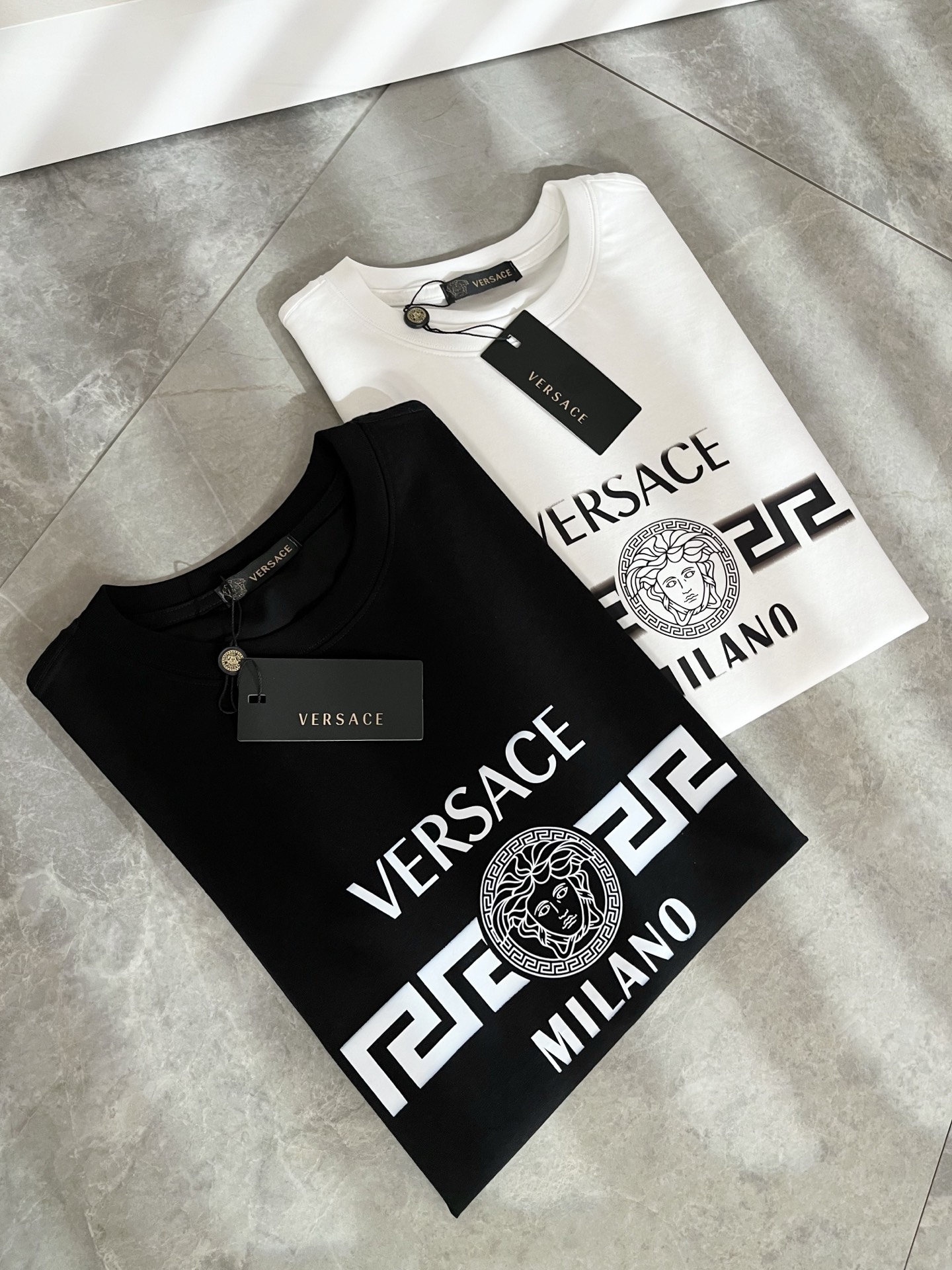 NO:727161,VERS*CE/Fan*zhe 2026 spring and summer new product original short-sleeved T-shirt, VERS*CE/Fan*zhe trading company channel product recommended short-sleeved T-shirt, the letter logo printed image decoration on the chest is extremely exquisite and highlights the gradient effect!  Made with heavy embroidery craftsmanship, it has a strong three-dimensional effect. It can only be produced with advanced German equipment, highlighting the incomparable visual luxury. The craftsmanship is extremely high and the craftsmanship is very important!  The pure cotton fabric imported from customers has excellent skin-friendliness, the details are perfect and impeccable, the upper body effect is very good, very eye-catching, and the rate of return is undoubted. It is an excellent item to improve the vision in the wardrobe, whether it is worn inside or alone, it is very handsome. Sizes M-3XL, versace, T-shirt, tees, t-shirt,19860909VERS*CE/范*哲 2026春夏新品原单短袖T恤,VERS*CE/范*哲 贸易公司渠道 产品 值的推荐短袖T恤 ,胸前字母logo印花图像装饰极为精致凸显渐变效果！重磅刺绣工艺打造,立体感极强,唯有德国先进设备方能制作,凸显了视觉无敌的震撼奢华,工艺水准极高,非常重工匠心！客供进口纯棉面料,亲肤性绝佳,细节极致完美,无可挑剔,上身效果非常出色,非常招眼吸睛,回头率毋庸置疑,衣橱里改良视觉的绝佳单品,无论内搭还是单穿都爆帅十足.尺码M-3XL,,versace,T-shirt,tees，t-shirt,,Men's clothing