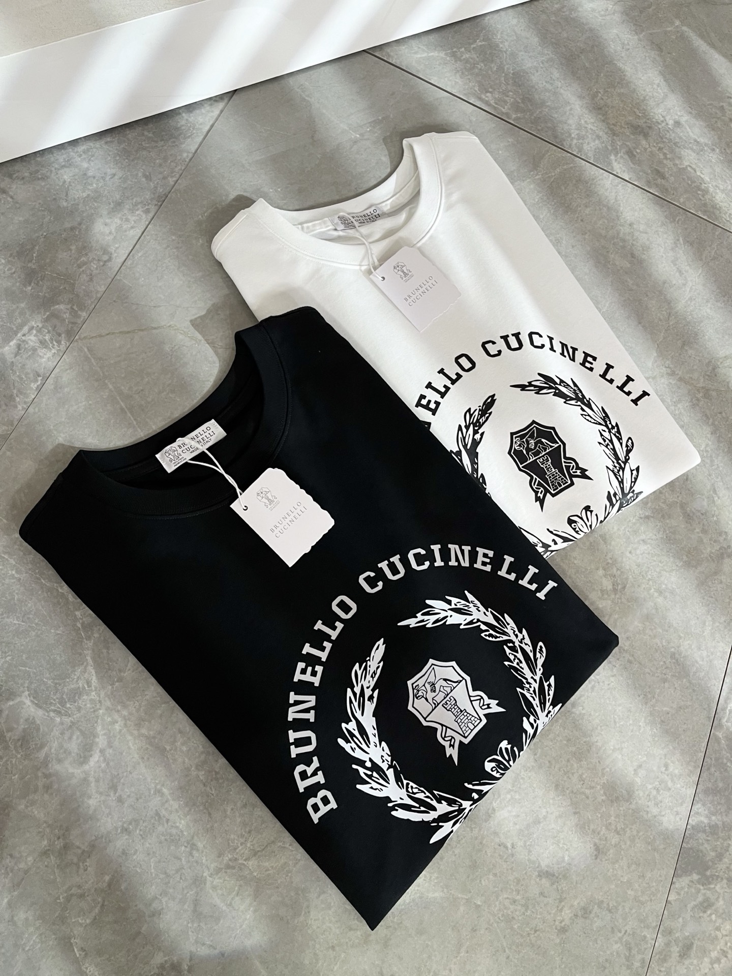 NO:727171,BC-Brunello Cucineli 2026 new spring and summer men's short-sleeved T-shirt, a fashionable and versatile item that many celebrities love to wear!  The LOGO print on the chest is super nice. Friends who like classic simplicity must not miss this one!  The calm and elegant brand style has always been favored by the upper class! It is also the best choice for fashion items!  The upper body is so handsome, highly recommended!  !  !  The biggest attraction of this short-sleeved shirt is not only its own brand added value, but also the fact that this short-sleeved shirt is very cost-effective in terms of color matching and material!  Customized original exclusive fabric material design!  Eco-friendly washing, customized fabrics, and pre-shrinking treatment ensure a crisp fit. The combed cotton fabric feels super soft and smooth and absorbs sweat!  It does not deform after washing, feels comfortable and smooth, soft and comfortable on the upper body, classic fashion design, streamlined but not complicated, very attractive!  Size M-3XL,, brunello cucinelli, T-shirt, tees, t-shirt,19860909BC-Brunello Cucineli 2026春夏新款男士短袖T恤,众多明星都爱穿的时尚百搭单品！胸前LOGO印花超级好看,喜欢经典简约的朋友,一定不能错过了这款！沉稳大气的品牌风格一直以来备受上层人士的青睐!也是时尚单品的不二之选！ 上身帅到爆了,强烈推荐！！！这件短袖最大的吸引力除了他本身的品牌附加值,更加肯定的是这款短袖无论在颜色搭配还是材质上都有很高的性价比！ 定制原版专属面料材质设计！环保水洗,定制面料,预缩处理,确保版型的挺括,精梳棉面料手感超柔顺滑又吸汗！洗水不变形,手感舒适顺滑,上身柔和舒适,经典的时尚设计,精简不繁,很是耐看！码数M-3XL,,brunello cucinelli,T-shirt,tees，t-shirt,,Men's clothing