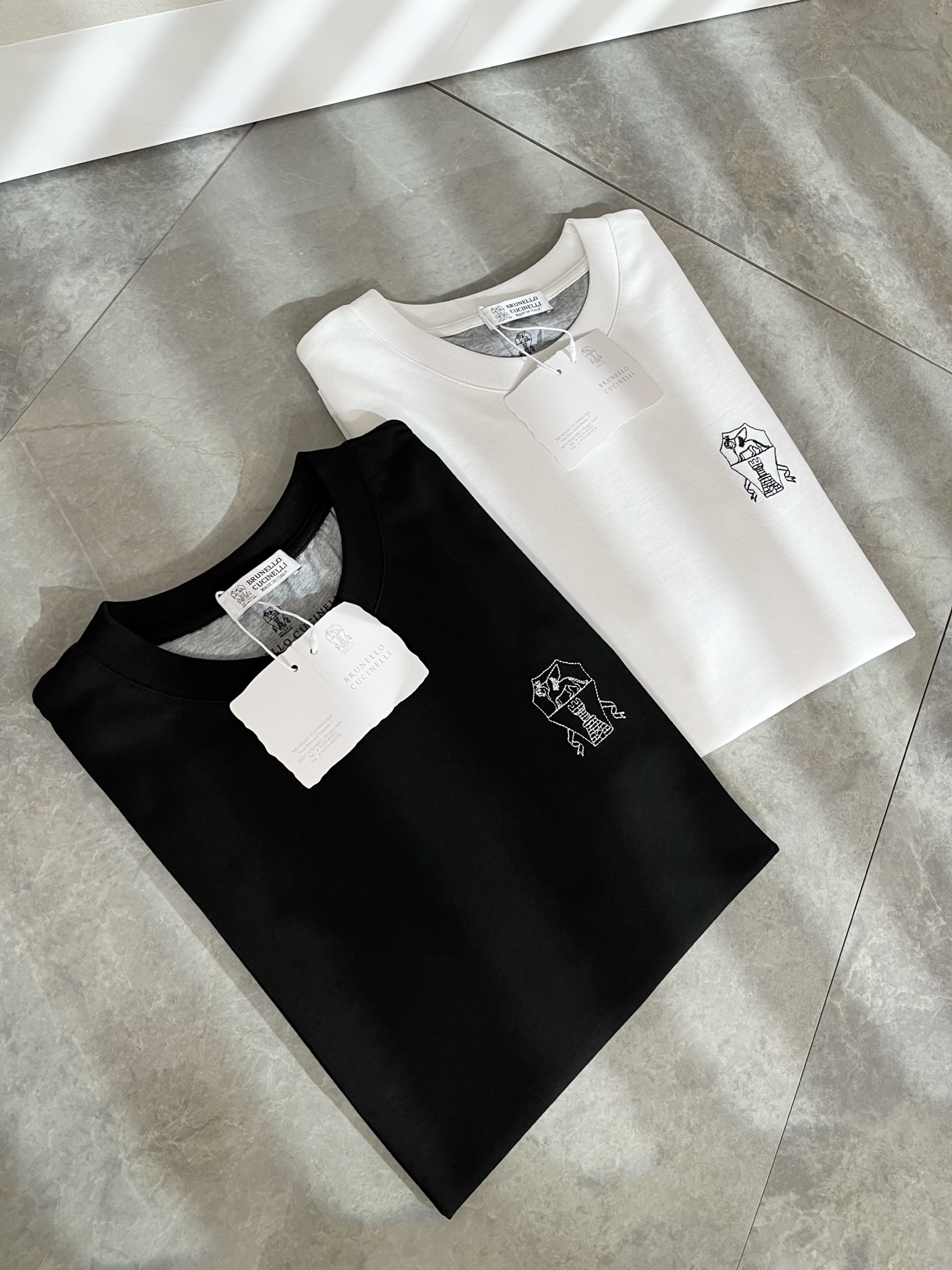 NO:727115,BC-Brunello Cucineli 2026 new spring and summer men's short-sleeved T-shirt, a fashionable and versatile item that many celebrities love to wear!  The LOGO print on the chest is super nice. Friends who like classic simplicity must not miss this one!  The calm and elegant brand style has always been favored by the upper class! It is also the best choice for fashion items!  The upper body is so handsome, highly recommended!  !  !  The biggest attraction of this short-sleeved shirt is not only its own brand added value, but also the fact that this short-sleeved shirt is very cost-effective in terms of color matching and material!  Customized original exclusive fabric material design!  Eco-friendly washing, customized fabrics, and pre-shrinking treatment ensure a crisp fit. The combed cotton fabric feels super soft and smooth and absorbs sweat!  It does not deform after washing, feels comfortable and smooth, soft and comfortable on the upper body, classic fashion design, streamlined but not complicated, very attractive!  Size S-2XL,, brunello cucinelli, T-shirt, tees, t-shirt,19860909BC-Brunello Cucineli 2026春夏新款男士短袖T恤,众多明星都爱穿的时尚百搭单品！胸前LOGO印花超级好看,喜欢经典简约的朋友,一定不能错过了这款！沉稳大气的品牌风格一直以来备受上层人士的青睐!也是时尚单品的不二之选！ 上身帅到爆了,强烈推荐！！！这件短袖最大的吸引力除了他本身的品牌附加值,更加肯定的是这款短袖无论在颜色搭配还是材质上都有很高的性价比！ 定制原版专属面料材质设计！环保水洗,定制面料,预缩处理,确保版型的挺括,精梳棉面料手感超柔顺滑又吸汗！洗水不变形,手感舒适顺滑,上身柔和舒适,经典的时尚设计,精简不繁,很是耐看！码数S-2XL,,brunello cucinelli,T-shirt,tees，t-shirt,,Men's clothing