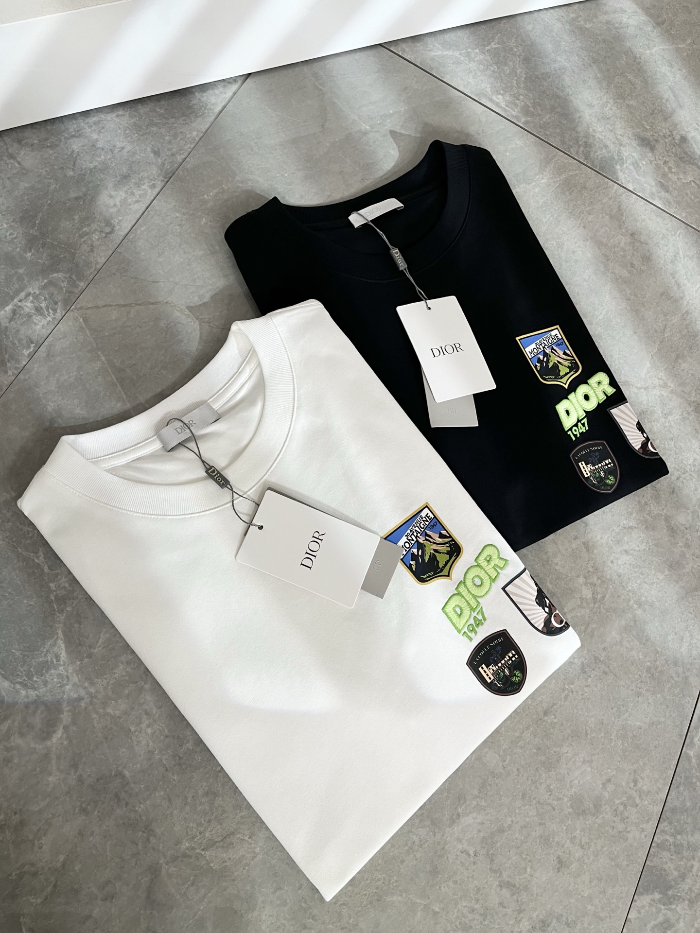 NO:727125,Dio*Dijia's new 2026 spring and summer short-sleeved T-shirts for men and women are on sale simultaneously at counters!  Customized exclusive 260g pure cotton fabric, customized original craft thread, and embroidery craft design of logo pattern on the chest!  Simple and elegant, easy to match and versatile, extremely high-grade, perfectly integrated into fashion and style, it is a top-notch fashionable style that is perfect for outer wear!  The whole thing gives people a natural feeling!  The ultimate classic versatile short-sleeved T-shirt, using the latest three-dimensional letter logo element embroidery design!  The ultimate heavy work, the ultimate perfection!  Fans who pursue high quality should rush to buy it by themselves, and we sincerely invite all fans who know the goods to appreciate this model together!  !  Size S-2XL,,dior,dior,T-shirt,tees,t-shirt,19860909Dio*迪家 2026春夏新款男女同款短袖T恤,专柜同步发售！定制专属260克纯棉面料,定制原版工艺螺纹,胸前logo图案刺绣工艺设计！简约大方,从容百搭,档次极高,完美融入时尚还有风情感一款完美符合外穿的顶尖时髦气质款！整体给人浑然天成的感觉！极致经典的百搭型短袖T恤,采用最新的立体字母logo元素刺绣设计！极致的重工极致的完美！追求高品质的粉丝们请自行抢购,诚邀所有识货的粉丝一同鉴赏此款！！尺码S-2XL,,dior,dior,T-shirt,tees，t-shirt,,Men's clothing