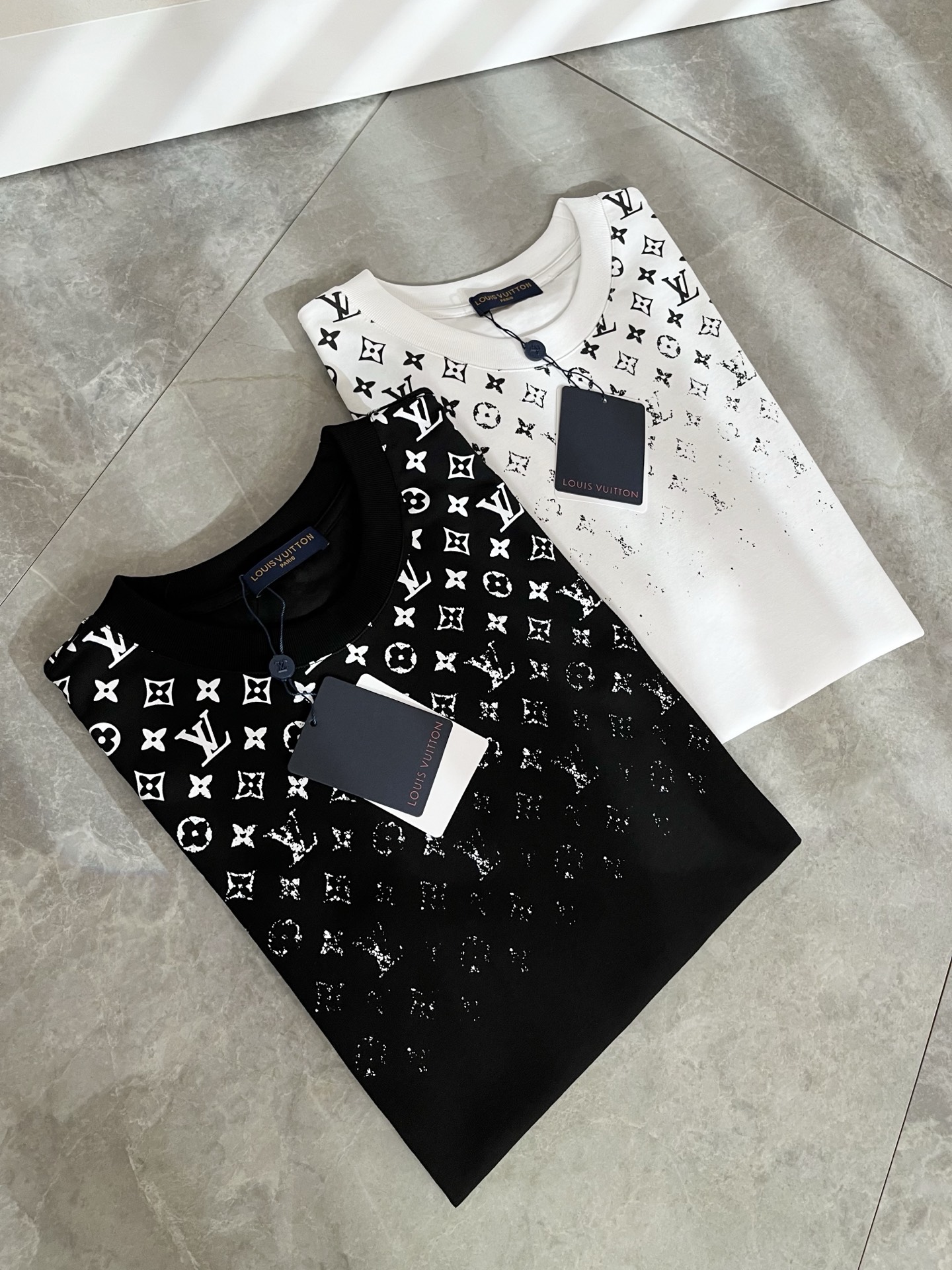 NO:727142,Louis Vuit*on 2026 spring and summer Louis family's light luxury Monogram printed short-sleeved T-shirt, the same style for men and women, with reverse nameplate patch decoration on the back!  The new high-end of the Louis family, the details and quality are always so perfect, and the creative designs are endless. You are not a fashionista if you don’t buy a few pieces of Louis this spring and summer. Monogram pattern printing technology design!  Unparalleled, it interprets Louis' iconic elements and is something that everyone loves. The top-quality organic cotton blend is super soft and tough, and has excellent breathability. It comes from world-class trade-level OEM channels, and the quantity is extremely rare and sold out. 'Donkey Brand' every year  The presbyopia items will be released, the three-dimensional logo presents an unusual texture, and is clean and neat. This is the Louis family's unique skill and the latest technology of this season. The level of detail has reached the top, and the three-dimensional tailoring design is a must. It is a fusion of luxury and fashion!  Size S-2XL,,louis vuitton,louis vuitton,louis vuitton,T-shirt,tees,t-shirt,19860909Louis Vuit*on 2026春夏路易家族轻奢Monogram印花工艺短袖T恤,男女同款背后反向铭牌贴布装饰！路易家族的新高端,细节品质永远的那么完美无瑕,创意设计层出不穷.今年春夏季节没有入手几件路易你算不上时尚达人.Monogram图案印花工艺设计！无与伦比,诠释路易的标志性元素,实属人见人爱的东西.顶级的有机棉质混纺,超级柔软且具有韧性,透气感也是绝佳.来自世界级贸易级别的代工厂渠道,数量极其稀少售完无补.“驴牌”每年都会出的老花单品,立体Logo呈现不一般的质感,干净俐落.这是路易家族的看家绝活也是本季度的最新工艺.细致化程度已经达到顶端了,立体剪裁的版型设计堪称一绝.属于奢华与时尚的融合！尺码S-2XL,,louis vuitton,louis vuitton,louis vuitton,T-shirt,tees，t-shirt,,Men's clothing