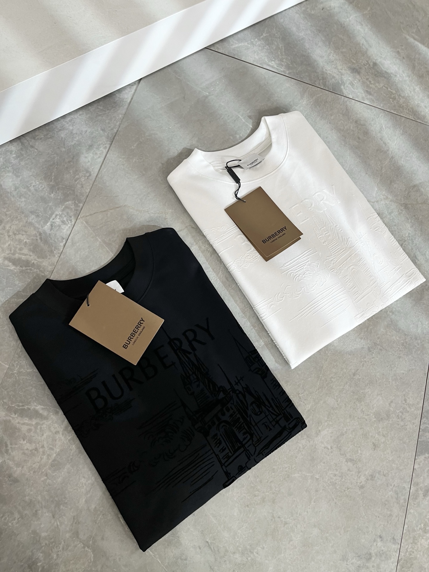 NO:727108,BURBER*Y's 2026 spring and summer new short-sleeved T-shirt is a big hit. It is made of the recently popular environmentally friendly pure cotton fabric. It is a high-end outdoor sports and leisure series. It is a very hot sports trend!  BUR's latest research and development of special materials, body logo pattern pressed velvet design!  The fabric is also called memory cloth, which refers to the fabric with morphological memory function. It beats all versions on the market instantly. It can only be said that it is not on the same level at all. Whether it is the material, the degree of detail restoration and the craftsmanship, it is not afraid of any challenges, just to provide everyone with wonderful products. As always, it is consistent and implemented.  A style of BUR's core concept will be tightly tied to fashion, always maintaining a perfect, simple but not simple design style, which perfectly meets your daily needs. Size: S-2XL,, burberry, T-shirt, tees, t-shirt,19860909BURBER*Y巴*莉2026春夏新品短袖T恤,重磅来袭,最近比较火热的环保纯棉面料制作而成,高端户外运动休闲系列,非常火热运动风潮！BUR最新研发的特殊材质,衣身logo图案压绒设计！面料也叫记忆布,是指具有形态记忆功能的面料,秒杀市面上一切版本,只能说根本就不是一个级别的存在,不管是材质还是细节还原度以及工艺制作方面,不惧任何挑战,只为给大家奉献绝妙产物一如既往,始终如一,贯彻了BUR核心理念的一个款式将与时尚紧紧的捆绑在一起,时刻保持完美,简约而不简单的的设计风格,完美的满足了你日常所需要的穿搭.尺码:S-2XL,,burberry,T-shirt,tees，t-shirt,,Men's clothing