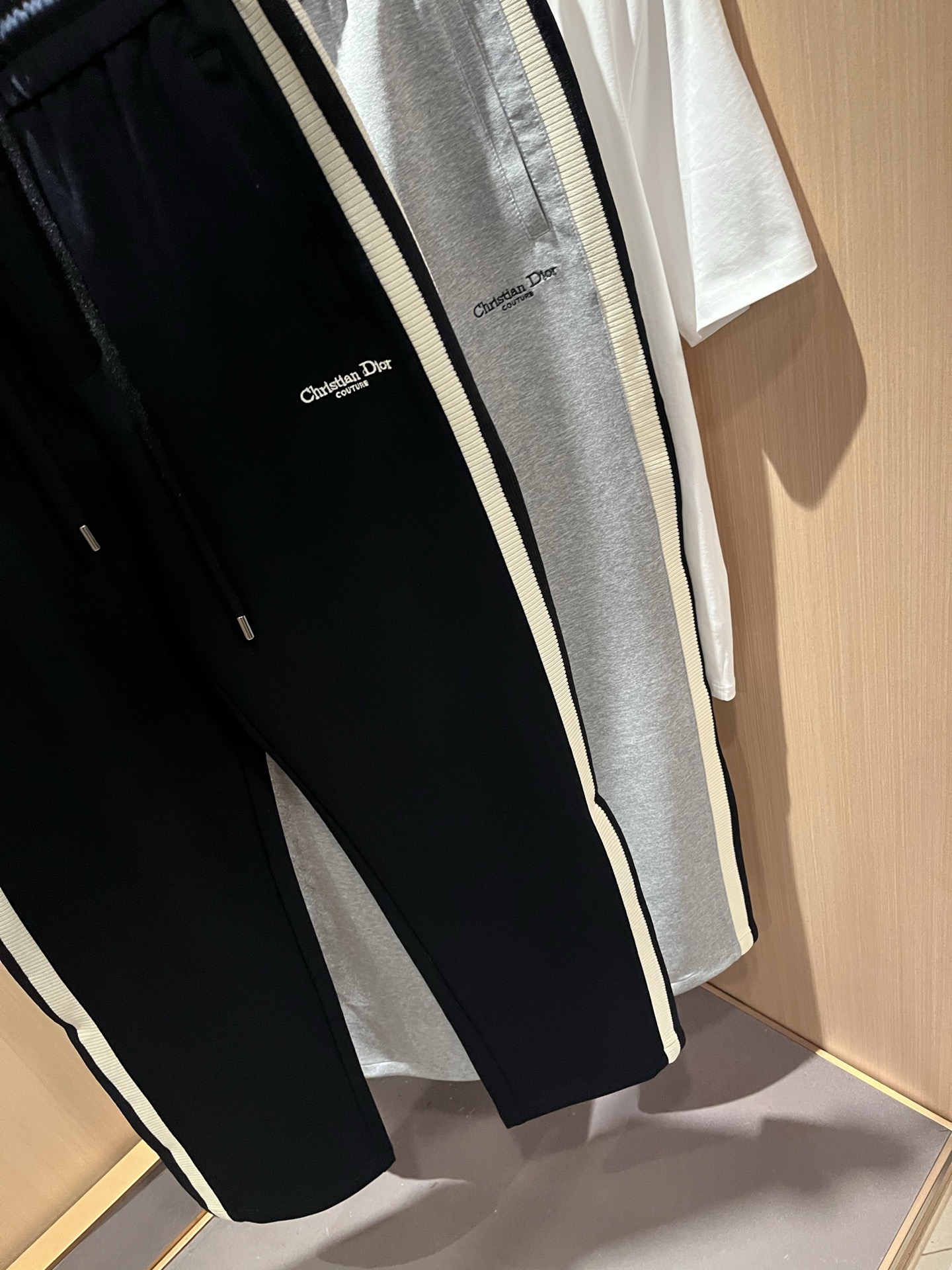 【⚠️🌾退货】Dio*迪*奥 2025秋冬新款男女同款👫休闲抽绳织带休闲裤，男女同款！裤腿logo图案刺