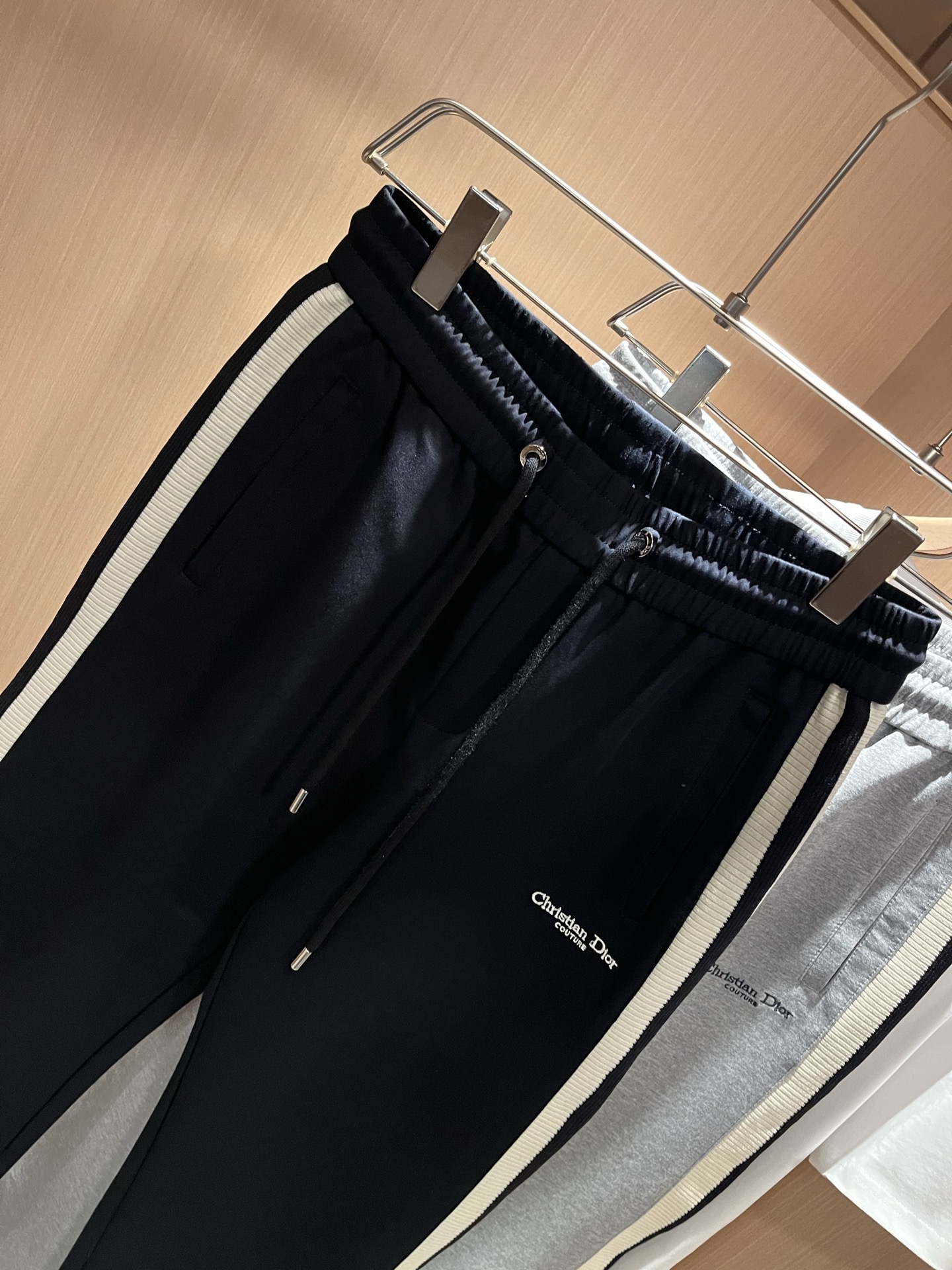 【⚠️🌾退货】Dio*迪*奥 2025秋冬新款男女同款👫休闲抽绳织带休闲裤，男女同款！裤腿logo图案刺