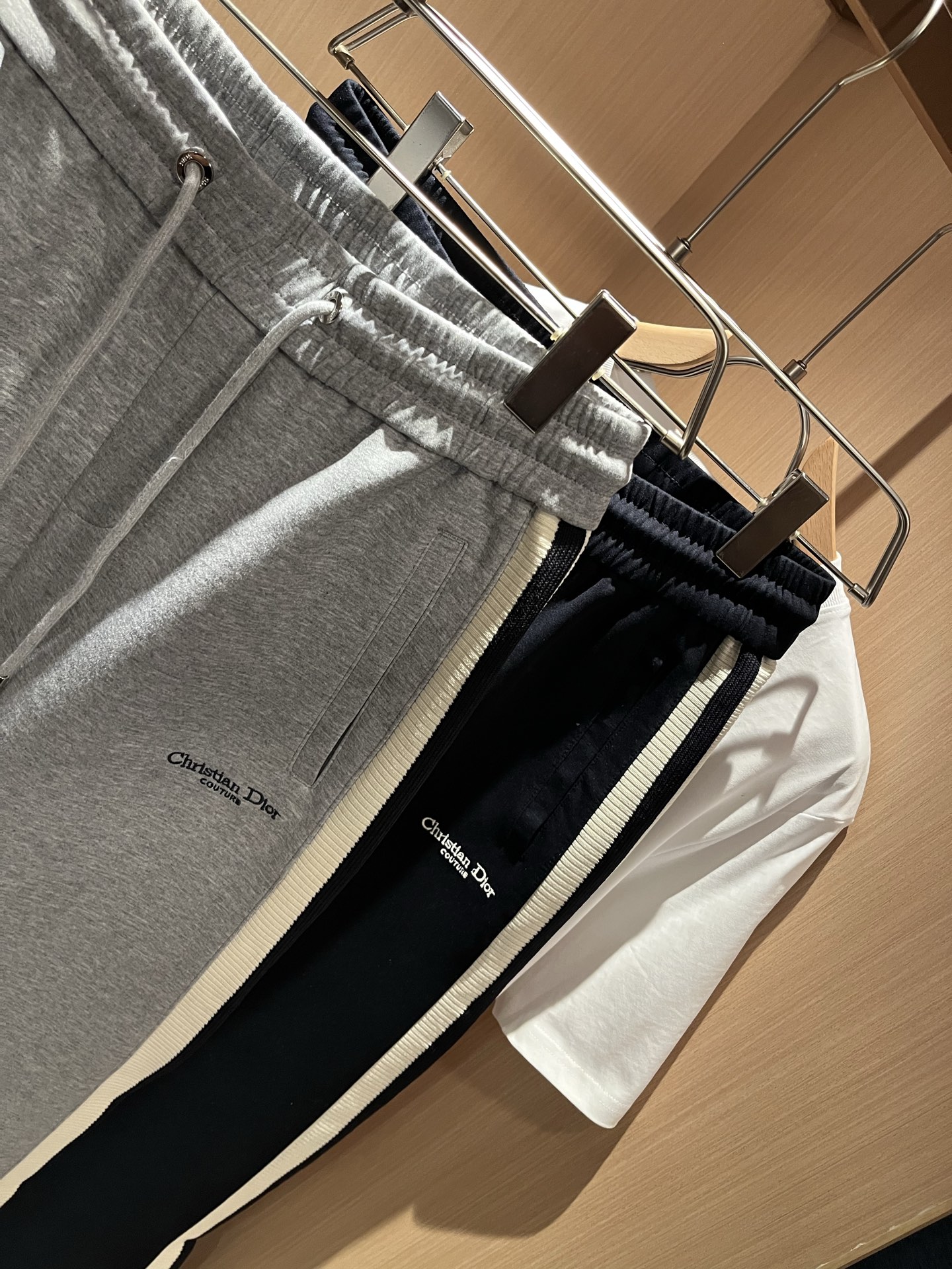 【⚠️🌾退货】Dio*迪*奥 2025秋冬新款男女同款👫休闲抽绳织带休闲裤，男女同款！裤腿logo图案刺