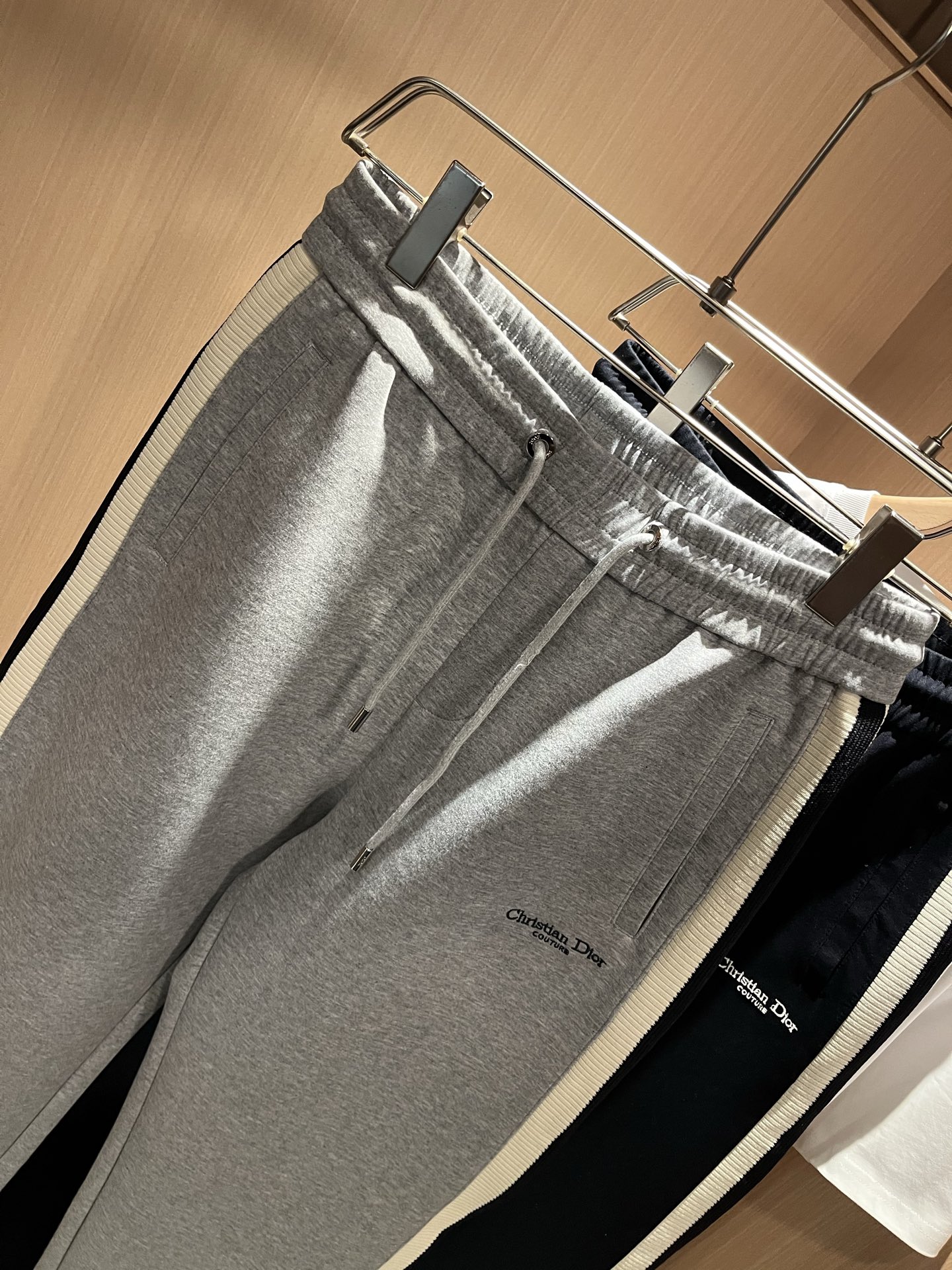 【⚠️🌾退货】Dio*迪*奥 2025秋冬新款男女同款👫休闲抽绳织带休闲裤，男女同款！裤腿logo图案刺