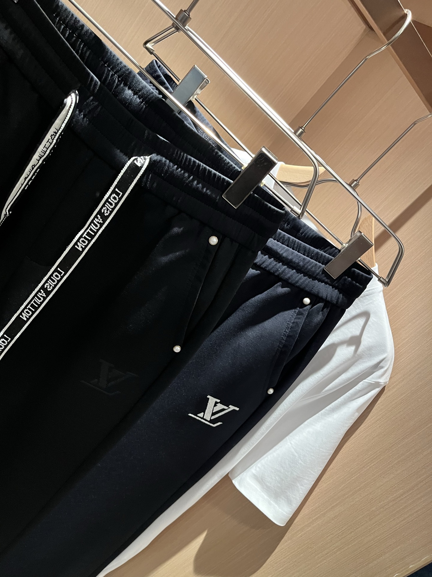 【⚠️🌾退货】Louls**Vultt*n路易*登 2025秋冬新款松紧腰休闲裤 ！前后标识logo图案