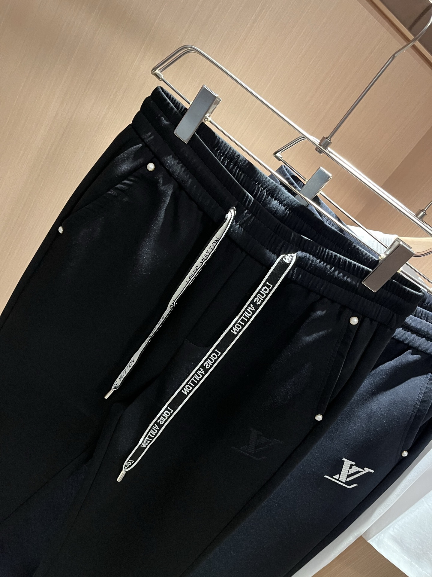 【⚠️🌾退货】Louls**Vultt*n路易*登 2025秋冬新款松紧腰休闲裤 ！前后标识logo图案