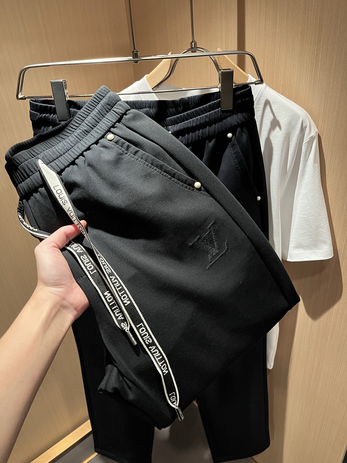 【⚠️🌾退货】Louls**Vultt*n路易*登 2025秋冬新款松紧腰休闲裤 ！前后标识logo图案