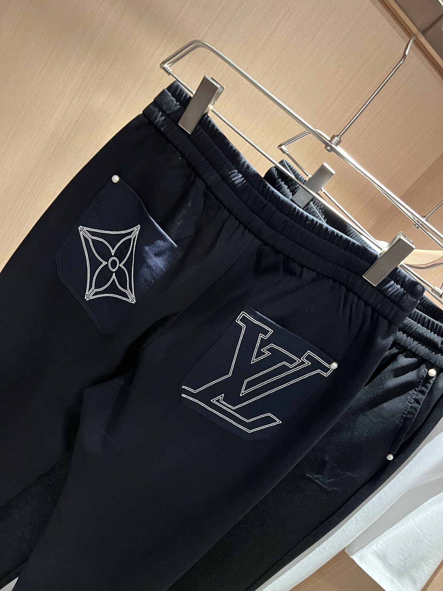 【⚠️🌾退货】Louls**Vultt*n路易*登 2025秋冬新款松紧腰休闲裤 ！前后标识logo图案