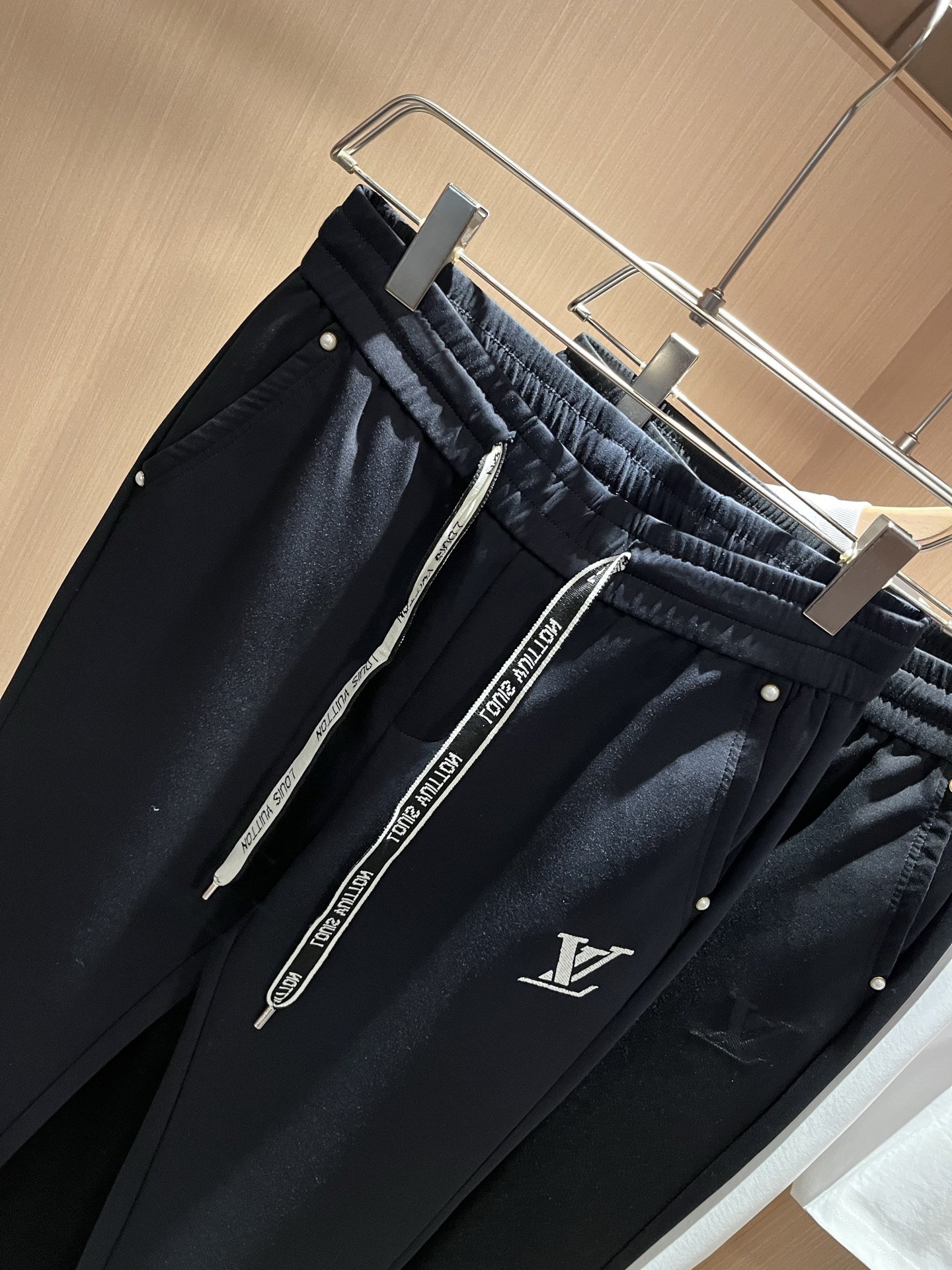 【⚠️🌾退货】Louls**Vultt*n路易*登 2025秋冬新款松紧腰休闲裤 ！前后标识logo图案