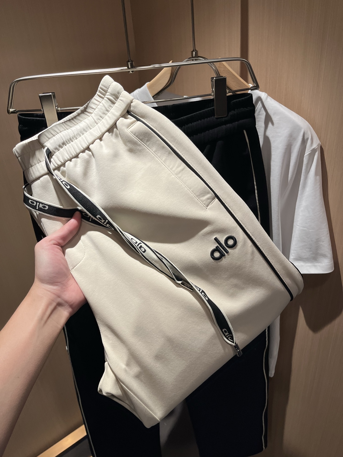 NO:727198,[Supports exchange after the new year] Alo's new autumn and winter men's casual pants, a high-end quality choice... A versatile trousers that has both casual pants and casual pants. It is also an indispensable matching artifact in men's wardrobe. It is a practical and classic style!  The design style of the entire pair of casual pants is simple and fashionable, which is very consistent with the low-luxury style setting. It has excellent skin-friendly value, is easy to wear, and has a full sense of details!  Classic logo pattern embroidery design!  This type of trousers is made of high-quality pure cotton fabric. The fabric is comfortable, soft and delicate to the touch, has a good vertical feel, looks very textured, and is full of fine and high-end charm. It has first-class and exquisite tailoring, and the routing is meticulous, smooth and neat. It is a trousers that looks good with any casual style. If you like it, hurry up and get it, good stuff waits for no one!  Size M-3XL,,19860909【支持年后退换】Alo 秋冬新款男士休闲裤,高端品质之选……一款休闲裤兼备的百搭裤装,也是男士衣橱里不可缺少的搭配神器,属于实穿型的经典款式！整条休闲裤的设计风格简洁时尚,非常符合低奢的风格设定,亲肤值优越,穿着方便,细节感十足！经典标识logo图案刺绣设计！此款裤装采用优质纯棉面料打造而成,面料舒服,手感柔软细腻,有着很好的垂直感,看上去非常有质感,细品高级韵味十足.一流精湛的版型裁剪,走线细致平顺工整,休闲随意怎么搭配都好看的裤装,喜欢的赶紧入手吧,好货可不等人！尺码M-3XL,,,Men's clothing