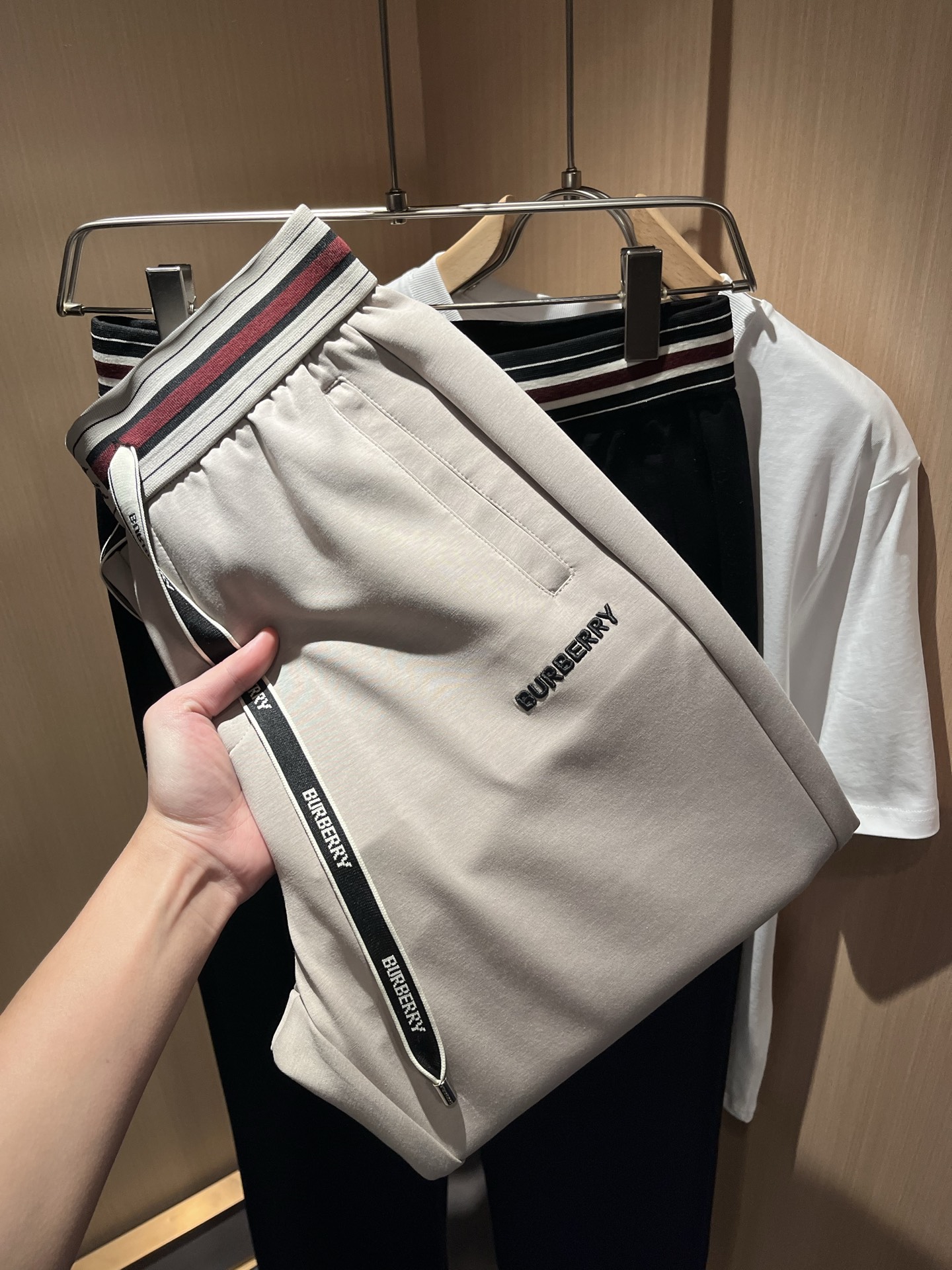 NO:727189,[Supports exchange after the new year] BURBER*Y new autumn and winter men's casual pants!  Simple and versatile, it doesn’t matter who you choose to wear it, and it has an elastic drawstring design at the waist!  Front and rear logo embroidery decoration!  Front and back embroidery logo design!  Good body proportions, loose fit, simple and straight lines, tolerant and modified leg shape, fashionable and sporty style, can be widely suitable for various body types. It adopts Italian special 3D three-dimensional surround cutting technology, waist workmanship, inner hemming, overall tailoring and upper body effect are impeccable. It can be perfectly controlled whether it is for work or leisure. It is made of imported pure cotton fabric!  The texture is soft and smooth, and there is no sense of restriction when exercising. It does not wrinkle or deform after long-term wear and washing. Sizes M-3XL, burberry,19860909【支持年后退换】BURBER*Y巴*莉 秋冬新款男士休闲裤！简约百搭款,不挑人穿,腰部松紧抽绳设计！前后标志logo刺绣修饰！前后刺绣logo图案设计！良好的修饰身材比例,合体有松量,线条简洁顺直,包容修饰腿型,时尚运动风穿搭,可广泛适合各种身型穿着,随意搭配采用意大利特殊3D立体环绕裁剪工艺,腰头的做工,内里的包边,整体的剪裁,上身效果都无可挑剔.无论是上班还是休闲,都可以完美驾驭.采用进口纯棉面料！质感柔顺爽滑,运动起来没有也羁绊感,久穿久洗不起皱不变形性.尺码M-3XL,,burberry,,Men's clothing