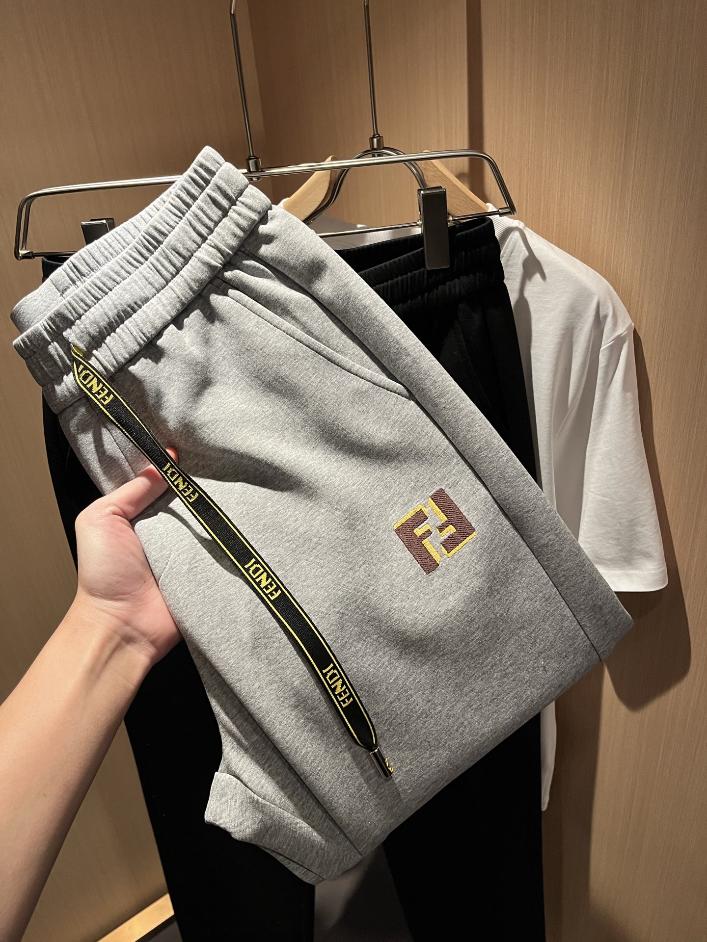 NO:727179,[Supports exchange after the year] FEN*DI Fen*di autumn and winter new classic casual versatile drawstring casual pants, trading company channel order, FD versatile casual pants, trendy design among big brands, original exclusive materials provided by customers!  It has a wide feeling without being soft and textured!  The stitching is neat and delicate, the waist is customized with a drawstring, and the logo is embroidered!  It is the most fashionable to wear with any top. It is the first choice item in the spring and summer wardrobe. It is one of the must-have brands in the wardrobe of fashionistas!  Very brand-recognizable!  And the creation of bright colored devil eyes is very eye-catching!  The drawstring design is very user-friendly, versatile and beautiful overall!  Size M-3XL,,fendi,19860909【支持年后退换】FEN*DI芬*迪 秋冬新款经典休闲百搭抽绳休闲裤,贸易公司渠道订单,FD百搭休闲裤,大牌中的潮流设计,客供原版专属材质！自带挺阔感不会软塌有质感！走线工整细腻,腰部定制抽绳,标志logo刺绣设计！随意搭任何上衣都是最时尚的存在,春夏衣橱首选单品,时尚弄潮儿衣柜中必备品牌之一！非常具有品牌辨识度！且亮色恶魔眼的打造,十足吸睛！抽绳的设计非常人性化,整体百搭又好看！尺码M-3XL,,fendi,,Men's clothing