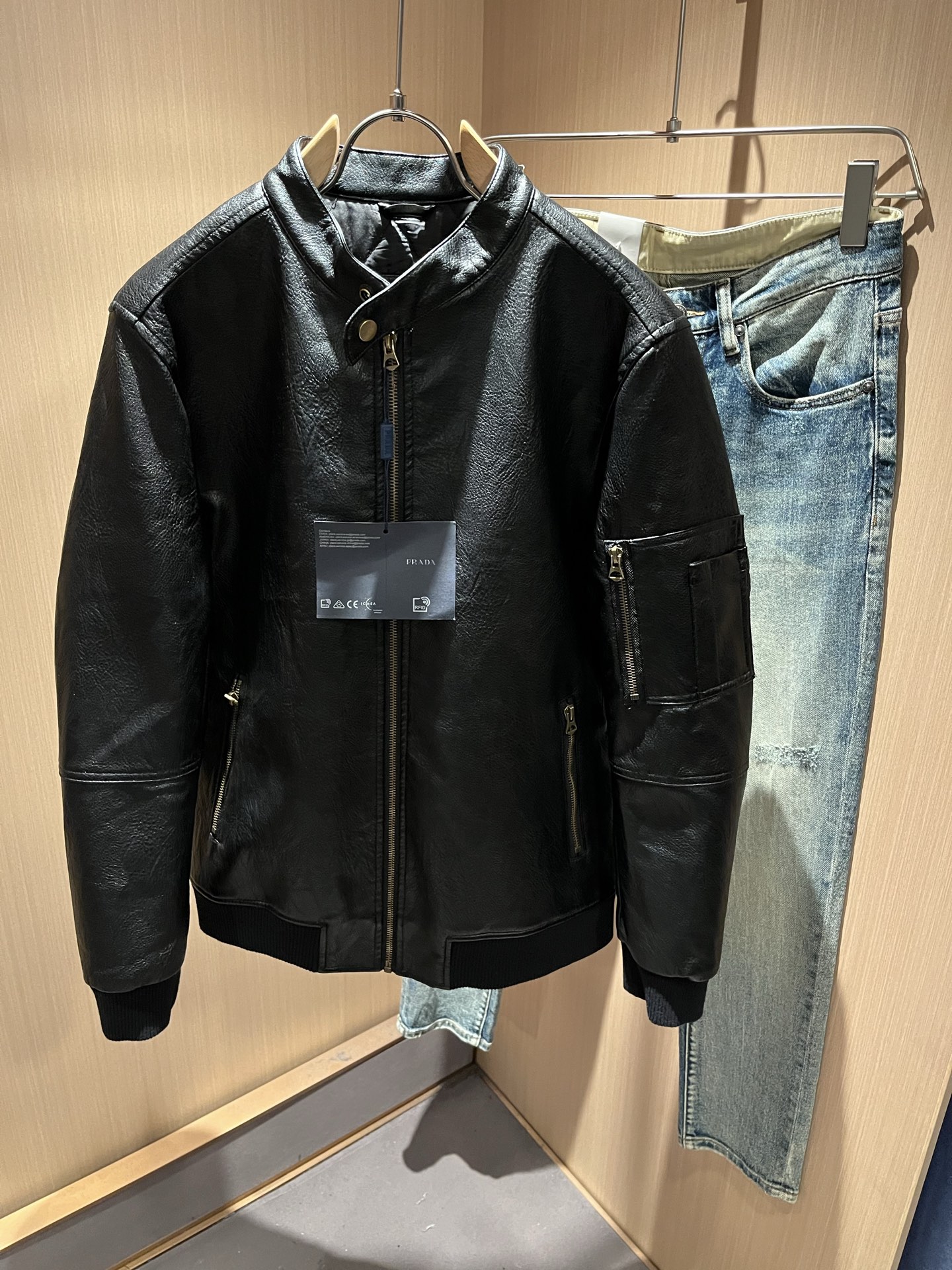 NO:727249,[Supports replacement after the year] PRAD*A's new autumn and winter men's washed leather jackets, the latest models are exclusively available on the entire network!  !  ~It is both classic and fashionable, who doesn’t love it? It shows the classic again, it is very eye-catching, and it has a low-luxury aura and recognition!  Pr*da's traditional brand concept and modern advanced technology are perfectly combined. Coupled with an extremely modern and simple design, P's exclusive customization of 100% imported leather fabrics!  The texture of this model is quite impressive. You can tell the specifications and grades at your fingertips. The level of finesse and breathability are top-notch!  Size M-3XL,,prada,jackets & coats,jackets & coats,19860909【支持年后退换】 PRAD*A普*达秋冬新款男士洗水皮夹克外套,最新款全网独家首上！！~既经典有时尚百搭,谁不爱啊,将经典再次展现,非常的耐看,自带低奢光环与辨识度！Pr*da传统的品牌理念和现代化的先进技术进行了完美结合.加上极其现代摩登风范的简约设计,p家专属定制百分百进口皮革面料！此款的质感相当感人 触手便知规格档次 细腻程度与透气效果堪称顶级！尺码M-3XL,,prada,jackets & coats,jackets & coats,,Men's clothing