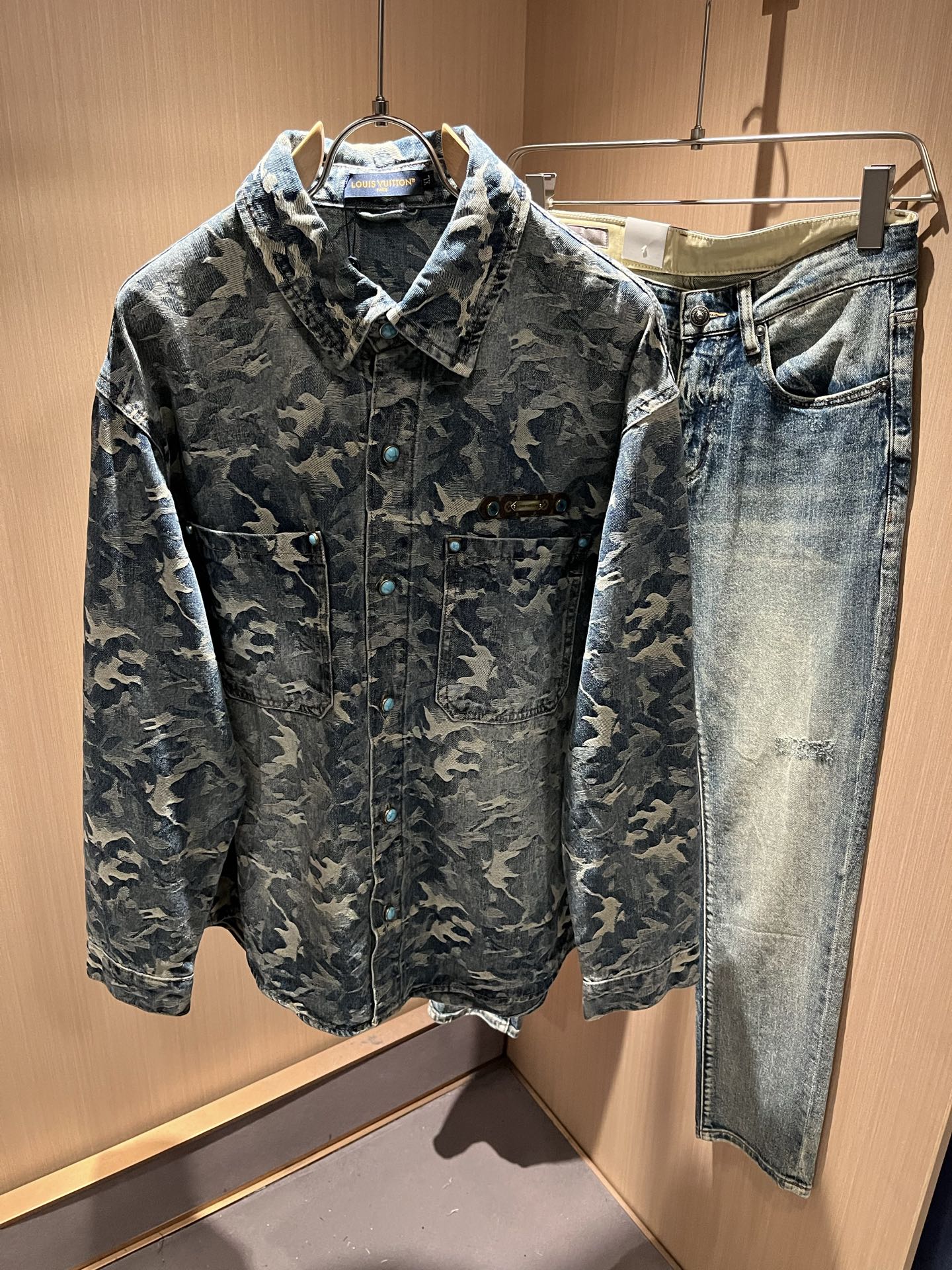 NO:727239,[Supports exchange after the year] Louis Vuit*on Louis*den's new autumn and winter light luxury denim shirts for men and women, the new high-end of the Louis family, the details and quality are always so flawless, customized original washed denim fabric!  Creative leather design with logo pattern on the chest pocket!  You can't be considered a fashionista if you haven't bought a few pieces of Louis this fall and winter. It interprets Louis' iconic elements and is something that everyone loves. It is super soft and tough, and has excellent breathability. It comes from world-class trade-level OEM channels, and the quantity is extremely rare and sold out. Clean and neat. This is the Louis family's specialty and the latest craftsmanship of this season. The level of detail has reached the top, and the loose three-dimensional tailoring design is a must. It is a fusion of luxury and fashion!  Size M-4XL,,louis vuitton,louis vuitton,19860909【支持年后退换】Louis Vuit*on 路易*登 秋冬新款轻奢男女同款牛仔衬衣款,路易家族的新高端,细节品质永远的那么完美无瑕,定制原版洗水牛仔面料！胸前口袋logo图案皮革创意设计！今年秋冬没有入手几件路易你算不上时尚达人.诠释路易的标志性元素,实属人见人爱的东西.超级柔软且具有韧性,透气感也是绝佳.来自世界级贸易级别的代工厂渠道,数量极其稀少售完无补.干净俐落.这是路易家族的看家绝活也是本季度的最新工艺.细致化程度已经达到顶端了,宽松立体剪裁的版型设计堪称一绝.属于奢华与时尚的融合！尺码M-4XL,,louis vuitton,louis vuitton,,Men's clothing