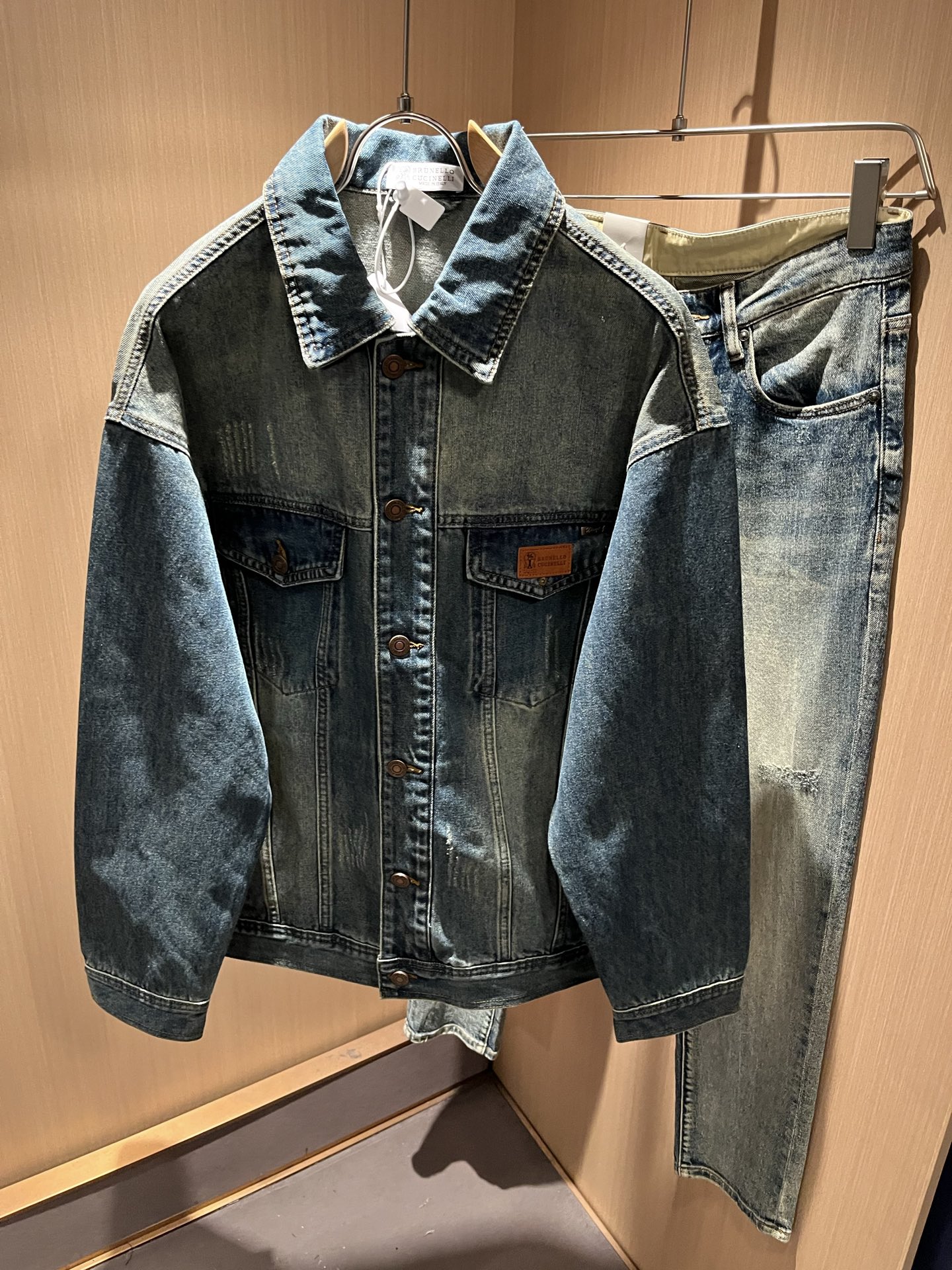 NO:727228,[Supports exchange after the new year] BC-Brunello Cucineli's new autumn and winter light luxury denim jacket for men and women, the details and quality are always flawless, and the design is heavily washed!  Creative design of leather logo pattern!  You can’t be considered a fashionista if you don’t buy a few pieces of Louis this spring. It interprets Louis’ iconic elements and is something that everyone loves. It is super soft and tough, and has excellent breathability. It comes from world-class trade-level OEM channels, and the quantity is extremely rare and sold out. Clean and neat. This is BC’s specialty and the latest technology of this season. The level of detail has reached the top, and the loose three-dimensional tailoring design is a must-have. It is a fusion of luxury and fashion!  Size M-4XL,,brunello cucinelli,louis vuitton,jackets & coats,jackets & coats,19860909【支持年后退换】BC-Brunello Cucineli 秋冬新款轻奢男女同款牛仔夹克外套,细节品质永远的那么完美无瑕,重工洗水设计！皮革logo图案创意设计！今年春季节没有入手几件路易你算不上时尚达人.诠释路易的标志性元素,实属人见人爱的东西.超级柔软且具有韧性,透气感也是绝佳.来自世界级贸易级别的代工厂渠道,数量极其稀少售完无补.干净俐落.这是BC的看家绝活也是本季度的最新工艺.细致化程度已经达到顶端了,宽松立体剪裁的版型设计堪称一绝.属于奢华与时尚的融合！尺码M-4XL,,brunello cucinelli,louis vuitton,jackets & coats,jackets & coats,,Men's clothing