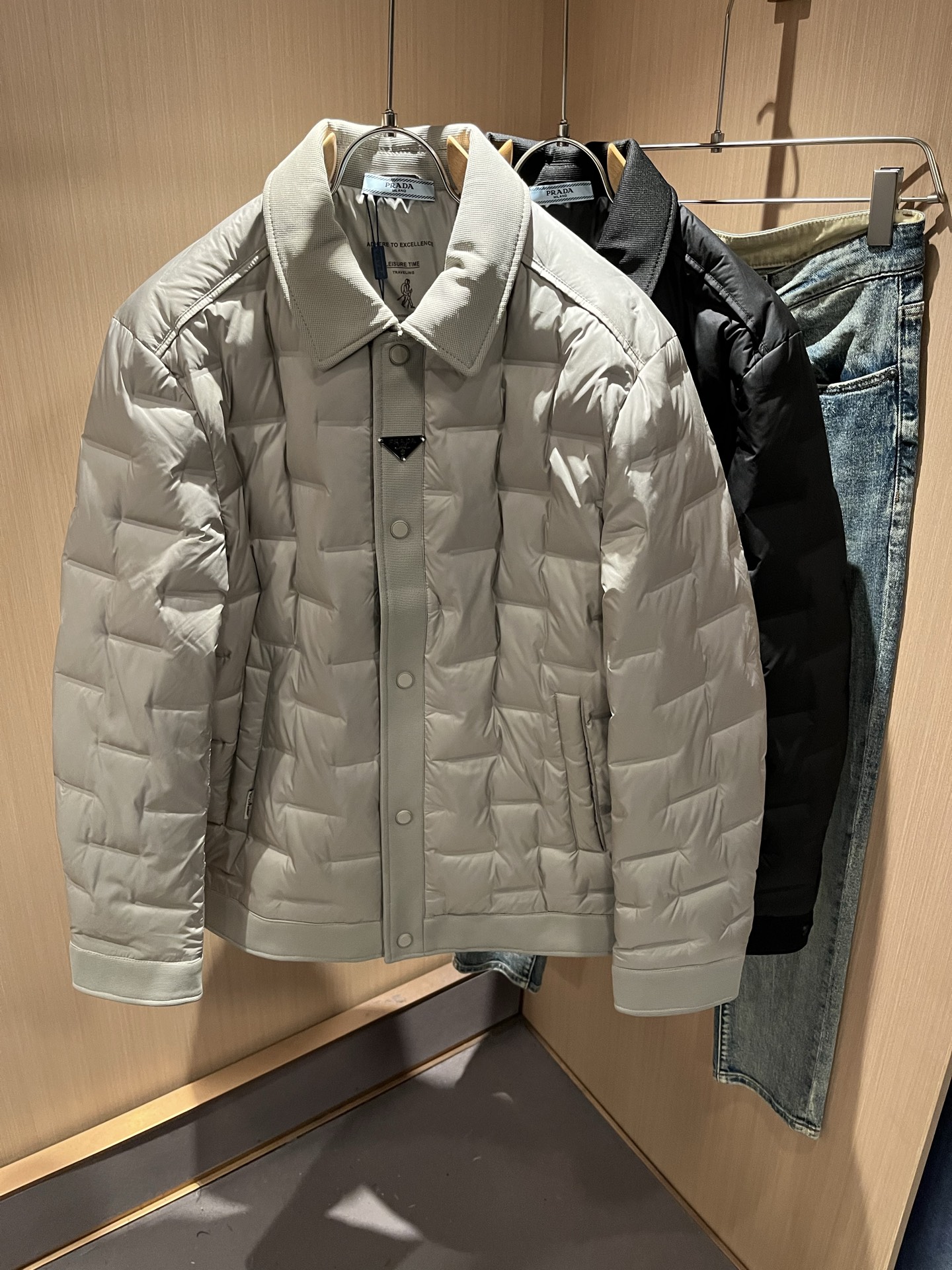 NO:727259,[Supports exchange after the year] Prad*a Autumn and winter same-style down jackets for men and women, ready-made Prad* down fabric jackets, waterproof down jackets, warm jackets!  Prada has relaunched the classic Prada Linea Rossa into the market and created it as an iteratively updated technology series that responds to the core content of the 21st century ideology. Obviously this is the flagship of the P family's down series, suitable for the youthful spirit of men and women of all ages!  I won’t go into too many details. They are all top-notch accessories. This model of Prada has everything a top-grade down jacket or jacket should have, or in other words, it will only be better!  !  Windproof zipper opening and closing, logo badge decoration on the chest, the outer layer of the counter is made of coated polyester fiber. Leak-proof velvet is waterproof and windproof, it can be called a holy product!  Nanotechnology fabric with high electrical conductivity is beneficial to body temperature regulation!  The down liner is also waterproof nylon fabric, filled with 95 white duck down. Soft and comfortable, simple design suitable for any age group. Same style for men and women. Sizes: M-4XL,, prada, jackets & coats, jackets & coats, down jacket,19860909【支持年后退换】 Prad*a 普*达秋冬男女同款羽绒服夹克外套,现货 Prad* 羽绒面料夹克 防水羽绒服保暖外套！Prada将经典Prada Linea Rossa再次推出市场,打造为迭代更新的科技系列,回应21世纪意识形态的核心内容. 很显然这是P家羽绒系列的扛鼎之作,适合于一切年轮的男女情侣款青春精神！ 细节方面我就不多讲了,全是顶配,一件顶级羽绒服或者一件夹克该有的,此款Prada都占全了,或者说,只会更好！！ 防风拉链开合 胸前logo徽章装饰 ,柜台外层采用涂层聚酯纤维制成.防漏绒防水防风,可谓圣品！高导电能力的纳米技术织物,有利于体温调节！羽绒内胆也是防水尼龙面料,内填充95白鸭绒.软糯舒适,适宜任何年龄段的简单设计.男女同款.尺码:M-4XL,,prada,jackets & coats,jackets & coats,down jacket,,Men's clothing