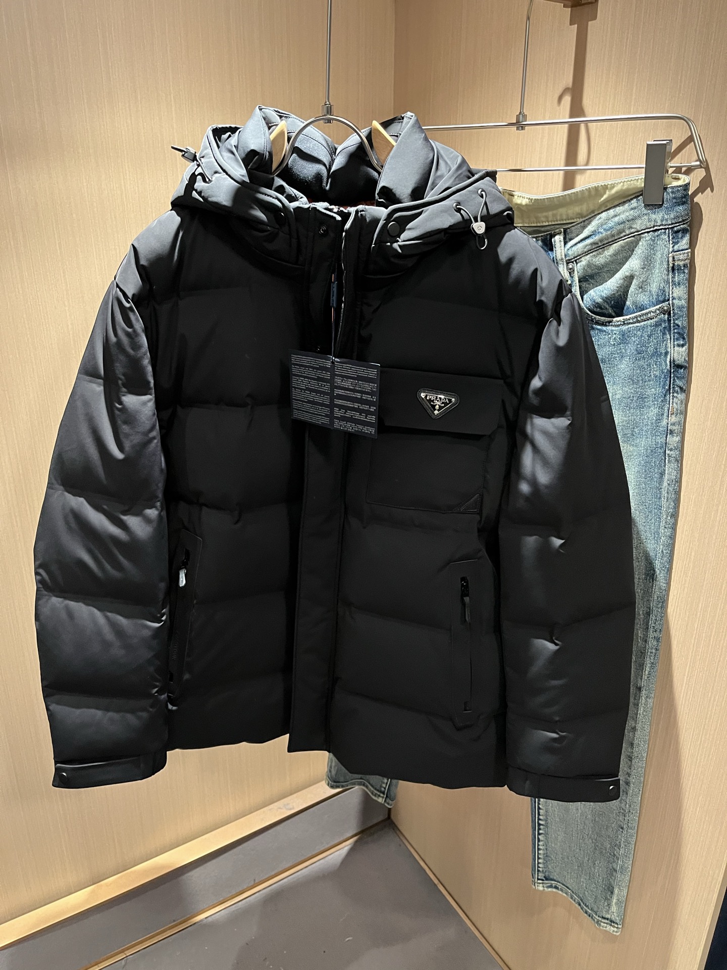 NO:727207,[Supports exchange after the year] Prad*a Autumn and winter same-style down jackets for men and women, ready-made Prad* down fabric jackets, waterproof down jackets, warm jackets!  Prada has relaunched the classic Prada Linea Rossa into the market and created it as an iteratively updated technology series that responds to the core content of the 21st century ideology. Obviously this is the flagship of the P family's down series, suitable for the youthful spirit of men and women of all ages!  I won’t go into too many details. They are all top-notch accessories. This model of Prada has everything a top-grade down jacket or jacket should have, or in other words, it will only be better!  !  Windproof zipper opening and closing, logo badge decoration on the chest, the outer layer of the counter is made of coated polyester fiber. Leak-proof velvet is waterproof and windproof, it can be called a holy product!  Nanotechnology fabric with high electrical conductivity is beneficial to body temperature regulation!  The down liner is also waterproof nylon fabric, filled with 95 white duck down. Soft and comfortable, simple design suitable for any age group. Same style for men and women. Sizes: M-4XL,, prada, jackets & coats, jackets & coats, down jacket,19860909【支持年后退换】 Prad*a 普*达秋冬男女同款羽绒服夹克外套,现货 Prad* 羽绒面料夹克 防水羽绒服保暖外套！Prada将经典Prada Linea Rossa再次推出市场,打造为迭代更新的科技系列,回应21世纪意识形态的核心内容. 很显然这是P家羽绒系列的扛鼎之作,适合于一切年轮的男女情侣款青春精神！ 细节方面我就不多讲了,全是顶配,一件顶级羽绒服或者一件夹克该有的,此款Prada都占全了,或者说,只会更好！！ 防风拉链开合 胸前logo徽章装饰 ,柜台外层采用涂层聚酯纤维制成.防漏绒防水防风,可谓圣品！高导电能力的纳米技术织物,有利于体温调节！羽绒内胆也是防水尼龙面料,内填充95白鸭绒.软糯舒适,适宜任何年龄段的简单设计.男女同款.尺码:M-4XL,,prada,jackets & coats,jackets & coats,down jacket,,Men's clothing