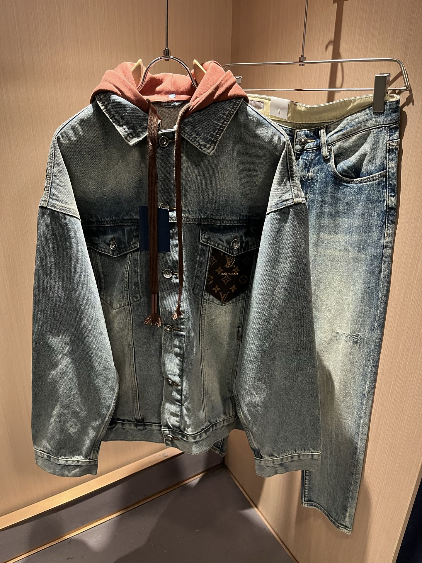 NO:727217,[Supports exchange after the year] Louis Vuit*on Louis*den's new autumn and winter light luxury denim jacket for men and women, the new high-end of the Louis family, the details and quality are always so flawless, and the heavy-duty wash design!  Creative design of leather logo pattern on the chest!  You can’t be considered a fashionista if you haven’t bought a few pieces of Louis this spring. It interprets Louis’ iconic elements and is something that everyone loves. It is super soft and tough, and has excellent breathability. It comes from world-class trade-level OEM channels, and the quantity is extremely rare and sold out. Clean and neat. This is the Louis family’s specialty and the latest craftsmanship of this season. The level of detail has reached the top, and the loose three-dimensional tailoring design is a must-have. It is a fusion of luxury and fashion!  Size M-3XL,,louis vuitton,louis vuitton,jackets & coats,jackets & coats,19860909【支持年后退换】 Louis Vuit*on 路易*登 秋冬新款轻奢男女同款牛仔夹克外套,路易家族的新高端,细节品质永远的那么完美无瑕,重工洗水设计！胸前皮革logo图案创意设计！今年春季节没有入手几件路易你算不上时尚达人.诠释路易的标志性元素,实属人见人爱的东西.超级柔软且具有韧性,透气感也是绝佳.来自世界级贸易级别的代工厂渠道,数量极其稀少售完无补.干净俐落.这是路易家族的看家绝活也是本季度的最新工艺.细致化程度已经达到顶端了,宽松立体剪裁的版型设计堪称一绝.属于奢华与时尚的融合！尺码M-3XL,,louis vuitton,louis vuitton,jackets & coats,jackets & coats,,Men's clothing