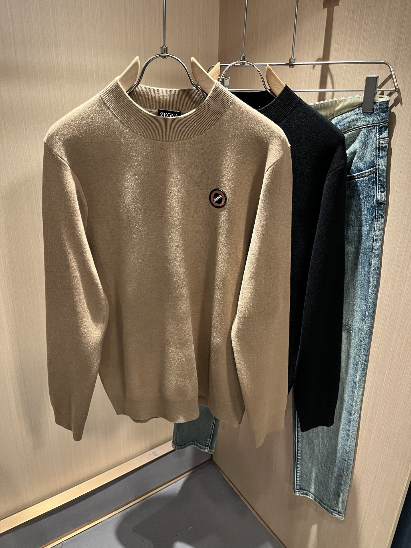 NO:727269,[Supports exchange after the year] Ermenegildo Zeg*a new autumn and winter men's casual knitted wool sweater, foreign trade company order!  It is one of Zegna’s classic proprietary fabrics!  The texture is warm, soft and delicate to the touch, but the shape is straight and stylish!  Logo pattern laminated design on the chest!  Details, extreme luxury...perfect interpretation of high-quality appearance. Customized original hardware!  Size M-4XL,,zegna,19860909【支持年后退换】Ermenegildo Zeg*a杰*亚 秋冬新品男士休闲针织羊毛衫,外贸公司订单！是杰尼亚经典的专有织物之一！ 质地保暖,触感又柔软细腻、但型态又笔挺有型！ 胸前logo图案压胶设计！细节、奢华极致… 完美演绎高品质品相.客供定制原版五金！尺码M-4XL,,zegna,,Men's clothing