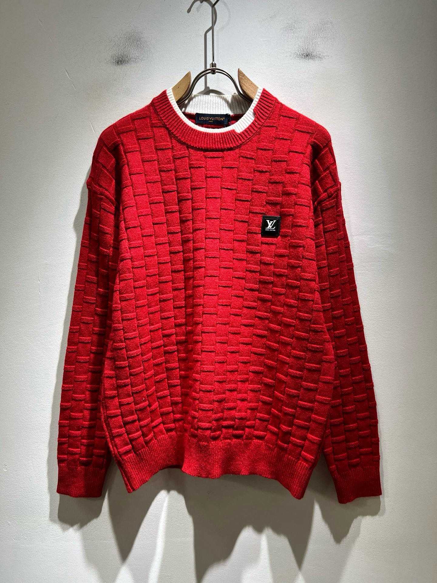 NO:727349,[Supports exchange after the year] LouisVuitt* Louis Vuitton holiday collection!  2025 new autumn and winter knitted wool sweaters, Christmas red, this year’s new counter products, [Spring Festival, hot style!  】The latest fashion trend effect, new fashion charm, 'Tianguan's work' that combines elements and modern trendy high street style, a single product with full appearance. Knitted wool fabric is supplied to customers!  It feels smooth and delicate, and the breathability and comfort are impeccable. The simple and stylish design comes from the latest fashion techniques, including the logo pattern badge design!  Showing the avant-garde unique personality. A must-have item for fashionistas to express the meticulous fashion atmosphere of the new season. Same style for men and women. Sizes M-4XL,, louis vuitton, louis vuitton,19860909【支持年后退换】LouisVuitt*路易*登节日款系列！2025秋冬新款针织羊毛衫, 圣诞红今年的专柜新品,【春节,爆款！】最新时尚潮流效果,时尚新韵味,元素及现代潮流的高街风格融合一起的“天官之作”,颜值十足的单品.客供针织羊毛面料！手感顺滑细腻,着身的透气舒适感无可挑剔.简约时尚的版型设计来源于潮流时尚的最新手法,标志logo图案徽章设计！彰显前卫独特个性.时尚达人的必备单品表达全新季度一丝不苟的时尚气息.男女同款.尺码M-4XL,,louis vuitton,louis vuitton,,Men's clothing