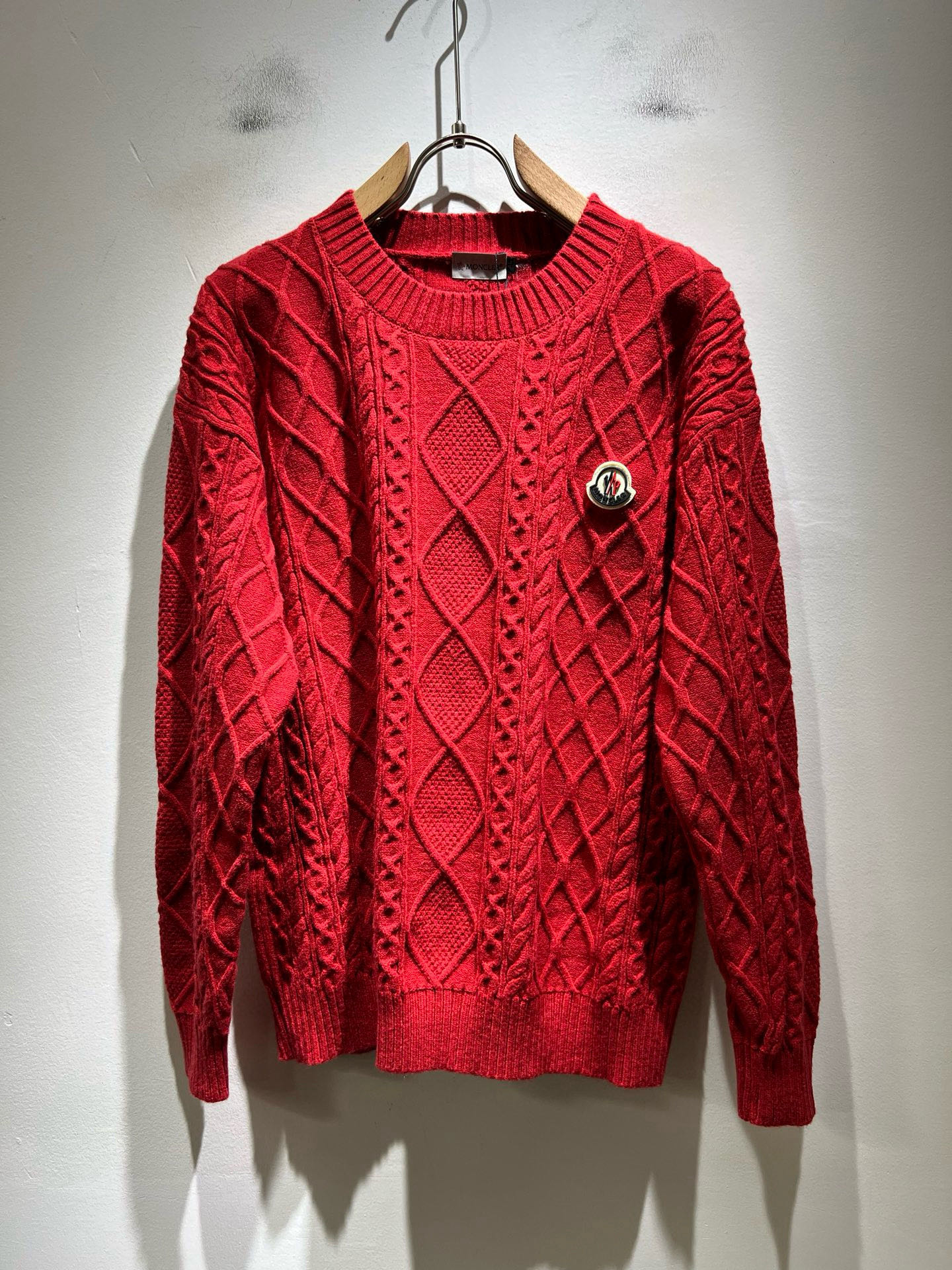 NO:727360,[Supports exchange after the new year] Moncl*r Mongolian mouth holiday series!  The latest trade order for autumn and winter 2025, long-sleeved knitted wool sweater, in full condition!  !  Internet celebrity model!  This year’s new counter product of Christmas red is [Spring Festival, a hot item!  】The craftsmanship is knitted wool crocheting, and the simple Mon logo badge design!  Not stiff, with a rich three-dimensional feel overall, quality export order, customized exclusive knitted wool fabric, to meet the simple needs of commuters for dressing. The upper body effect is very good, slimming, and not picky about the figure. The fabric workmanship... is impeccable, good craftsmanship and good fabrics can make you wear a good taste, a must-have item for everyone!  Size M-4XL,,19860909【支持年后退换】Moncl*r蒙*口 节日款系列！2025秋冬最新的贸易订单长袖针织羊毛衫,全品相！！网红款！ 圣诞红今年的专柜新品,【春节,爆款！】工艺采用针织羊毛钩织,简单Mon标识logo徽章设计！不僵硬,整体有着丰富的立体感,品质出口订单,定制专属针织羊毛面料,满足通勤人们对于着装的简约需求,上身效果很好,显瘦,不挑剔身材.面料做工....无可挑剔,好工艺好面料才能穿出好品味一款,人手必备单品！尺码M-4XL,,,Men's clothing