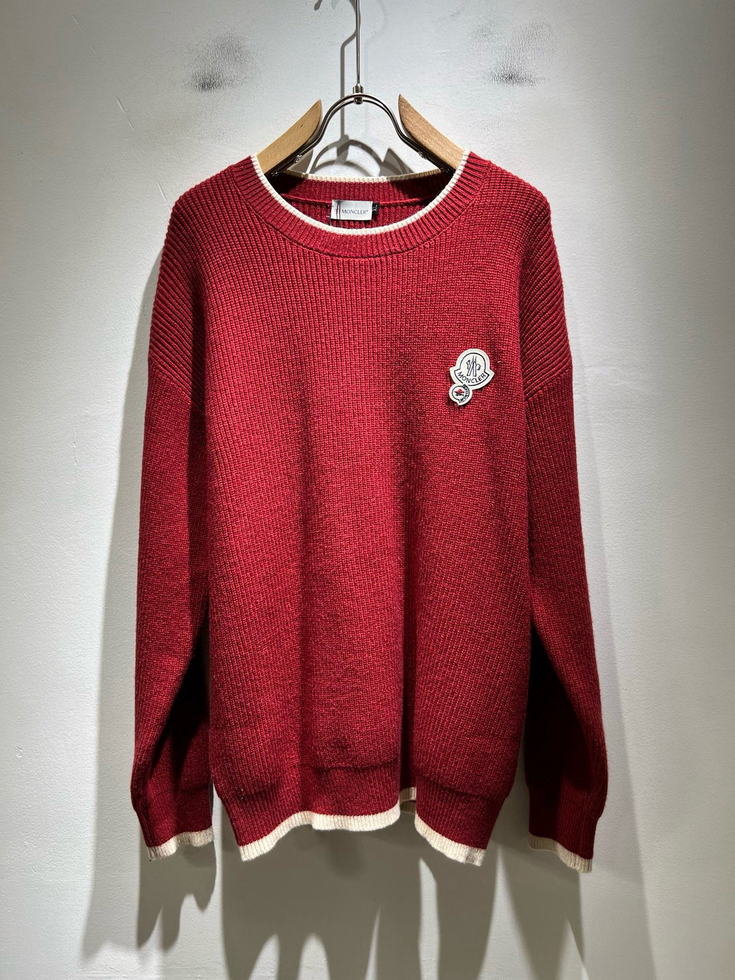 NO:727330,[Supports exchange after the new year] Moncl*r Mongolian mouth holiday series!  The latest trade order for autumn and winter 2025, long-sleeved knitted wool sweater, in full condition!  !  Internet celebrity model!  This year’s new counter product of Christmas red is [Spring Festival, a hot item!  】The craftsmanship is knitted wool crocheting, and the simple Mon logo badge design!  Not stiff, with a rich three-dimensional feel overall, quality export order, customized exclusive knitted wool fabric, to meet the simple needs of commuters for dressing. The upper body effect is very good, slimming, and not picky about the figure. The fabric workmanship... is impeccable, good craftsmanship and good fabrics can make you wear a good taste, a must-have item for everyone!  Size M-4XL,,19860909【支持年后退换】Moncl*r蒙*口 节日款系列！2025秋冬最新的贸易订单长袖针织羊毛衫,全品相！！网红款！ 圣诞红今年的专柜新品,【春节,爆款！】工艺采用针织羊毛钩织,简单Mon标识logo徽章设计！不僵硬,整体有着丰富的立体感,品质出口订单,定制专属针织羊毛面料,满足通勤人们对于着装的简约需求,上身效果很好,显瘦,不挑剔身材.面料做工....无可挑剔,好工艺好面料才能穿出好品味一款,人手必备单品！尺码M-4XL,,,Men's clothing