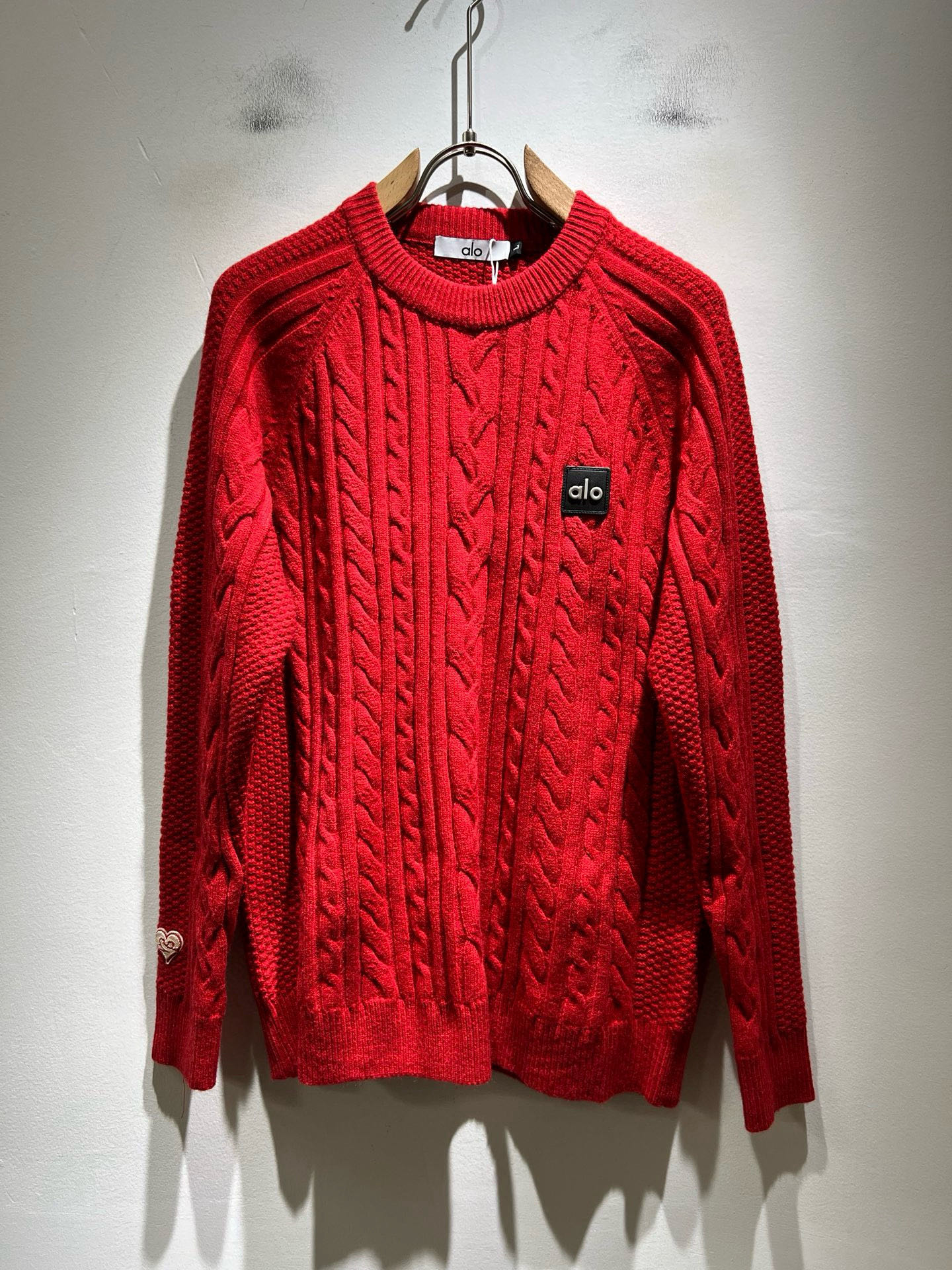 NO:727338,[Supports exchange after the year] Alo holiday series!  2025 new autumn and winter knitted wool sweaters, Christmas red, this year’s new counter products, [Spring Festival, hot style!  】The latest fashion trend effect, new fashion charm, 'Tianguan's work' that combines elements and modern trendy high street style, a single product with full appearance. Knitted wool fabric is supplied to customers!  It feels smooth and delicate, and the breathability and comfort are impeccable. The simple and stylish design comes from the latest fashion techniques, including the logo pattern badge design!  Showing the avant-garde unique personality. A must-have item for fashionistas to express the meticulous fashion atmosphere of the new season. Same style for men and women. Sizes M-4XL,,19860909【支持年后退换】Alo 节日款系列！2025秋冬新款针织羊毛衫, 圣诞红今年的专柜新品,【春节,爆款！】最新时尚潮流效果,时尚新韵味,元素及现代潮流的高街风格融合一起的“天官之作”,颜值十足的单品.客供针织羊毛面料！手感顺滑细腻,着身的透气舒适感无可挑剔.简约时尚的版型设计来源于潮流时尚的最新手法,标志logo图案徽章设计！彰显前卫独特个性.时尚达人的必备单品表达全新季度一丝不苟的时尚气息.男女同款.尺码M-4XL,,,Men's clothing