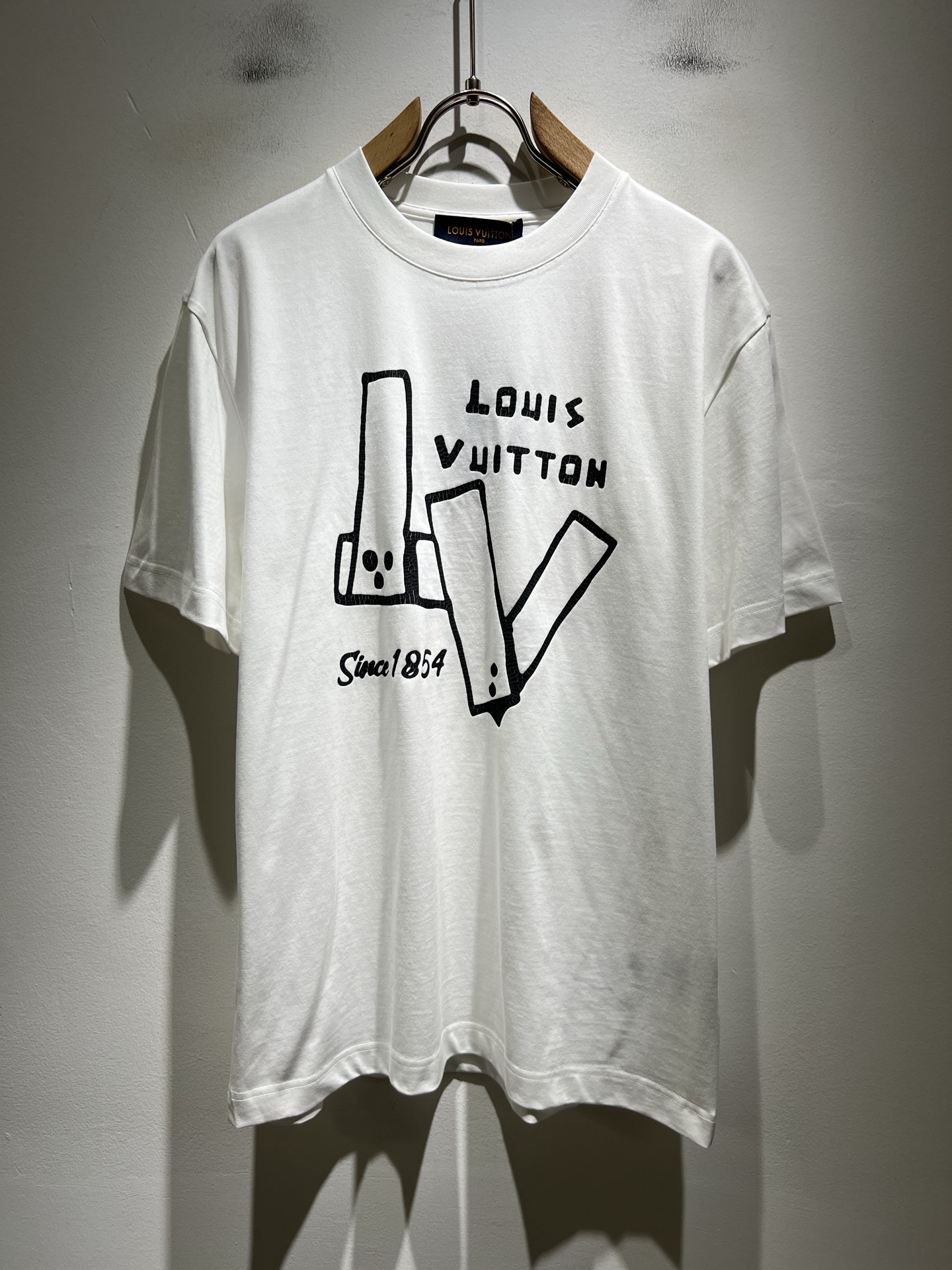 NO:727369,LouisVuitt* Louis*den's new 2026 spring and summer series of items are online. It is a very fashionable and avant-garde short-sleeved T-shirt for men and women, decorated with logo pattern printing!  It is different from the past and declares the design concept that the brand has inherited for many years!  Its eye-catching appeal is no less than any classic style, perfectly presenting the sense of fashion, high-end and luxury to the world!  It is made of imported 100% cotton material supplied by customers. It is a selection of high-quality pure cotton fabrics. It feels soft, waxy and delicate to the skin. The actual product will definitely exceed your imagination. It is extremely comfortable and breathable. Even if you sweat profusely, you will not feel greasy or stuffy. It maximizes sweat wicking and moisture absorption!  Size S-2XL,,louis vuitton,louis vuitton,T-shirt,tees,t-shirt,19860909LouisVuitt*路易*登 2026春夏全新系列单品上线,非常时髦前卫的一款男女同款短袖T恤,标识logo图案印花修饰！区别于以往的不同,宣示品牌传承多年的设计理念！其吸睛度完全不亚于任何经典款式,将时髦高级感与奢华感完美呈现在世人眼前！客供进口全棉材质制成,精选优质纯棉面料,触感软糯亲肤细腻,实物到手绝对超乎你的想象,贴身无比舒适透气,即便是汗流浃背也不会有腻身及闷热感可言,将排汗吸湿性发挥到了极致！尺码S-2XL,,louis vuitton,louis vuitton,T-shirt,tees，t-shirt,,Men's clothing