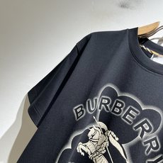 BURBER*Y巴*莉2026春夏新品短袖T恤,重磅来袭,最近比较火热的环保纯棉面料制作而成,高端户外运 BURBER*Y巴*莉2026春夏新品短袖T恤,重磅来袭,最近比较火热的环保纯棉面料制作而成,高端户外运