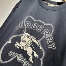 BURBER*Y巴*莉2026春夏新品短袖T恤,重磅来袭,最近比较火热的环保纯棉面料制作而成,高端户外运 BURBER*Y巴*莉2026春夏新品短袖T恤,重磅来袭,最近比较火热的环保纯棉面料制作而成,高端户外运
