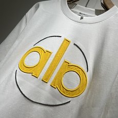 Alo2026春夏全新系列单品上线,非常时髦前卫的一款男女同款短袖T恤,标识logo图案刺绣修饰!区别于 Alo2026春夏全新系列单品上线,非常时髦前卫的一款男女同款短袖T恤,标识logo图案刺绣修饰!区别于