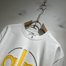 Alo2026春夏全新系列单品上线,非常时髦前卫的一款男女同款短袖T恤,标识logo图案刺绣修饰!区别于 Alo2026春夏全新系列单品上线,非常时髦前卫的一款男女同款短袖T恤,标识logo图案刺绣修饰!区别于